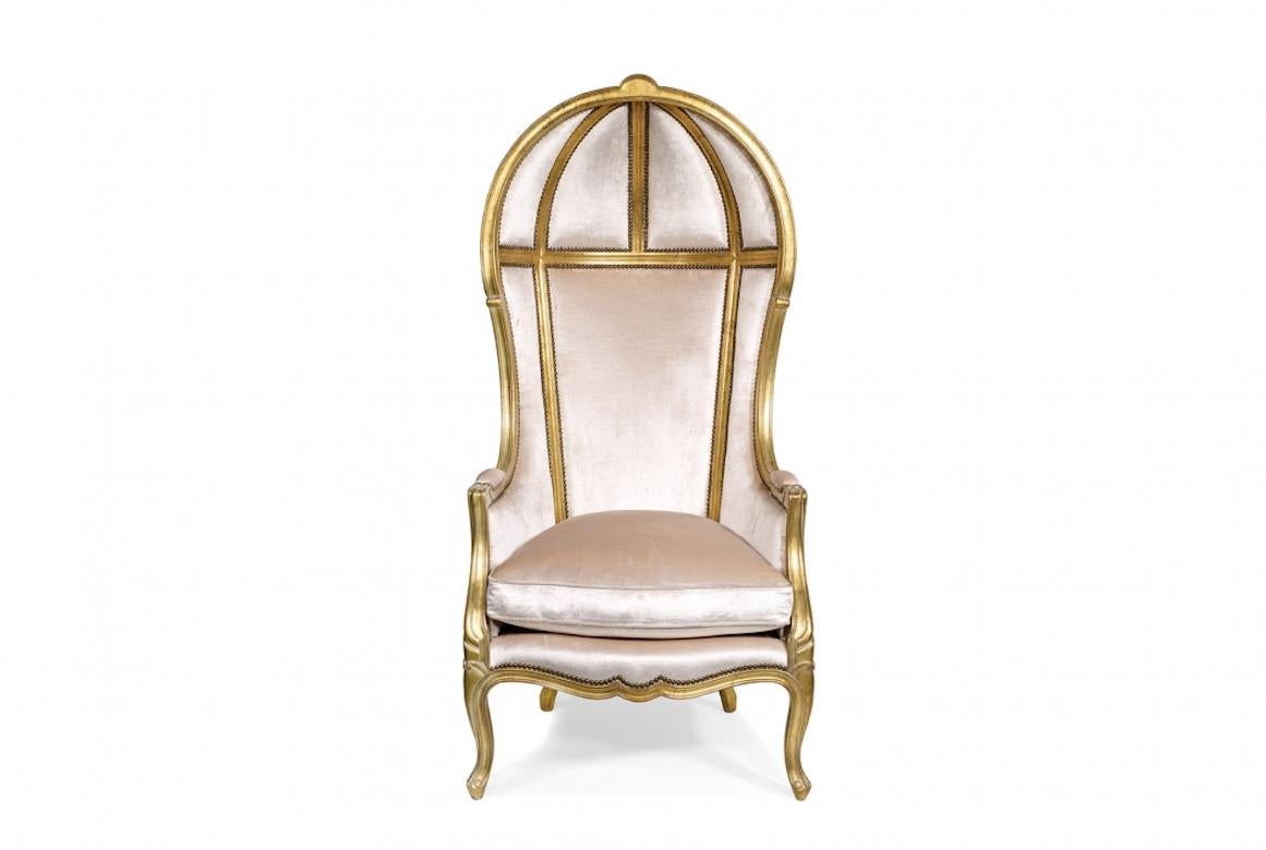 Superbe fauteuil bergère à dôme français, 20e siècle.

Fabriqué à la main en bois de cerisier, de chêne, d'acajou ou peint. Peint à la main dans une large gamme de finitions de bois. Rembourrage en tissu/cuir ou matériau au choix du client.