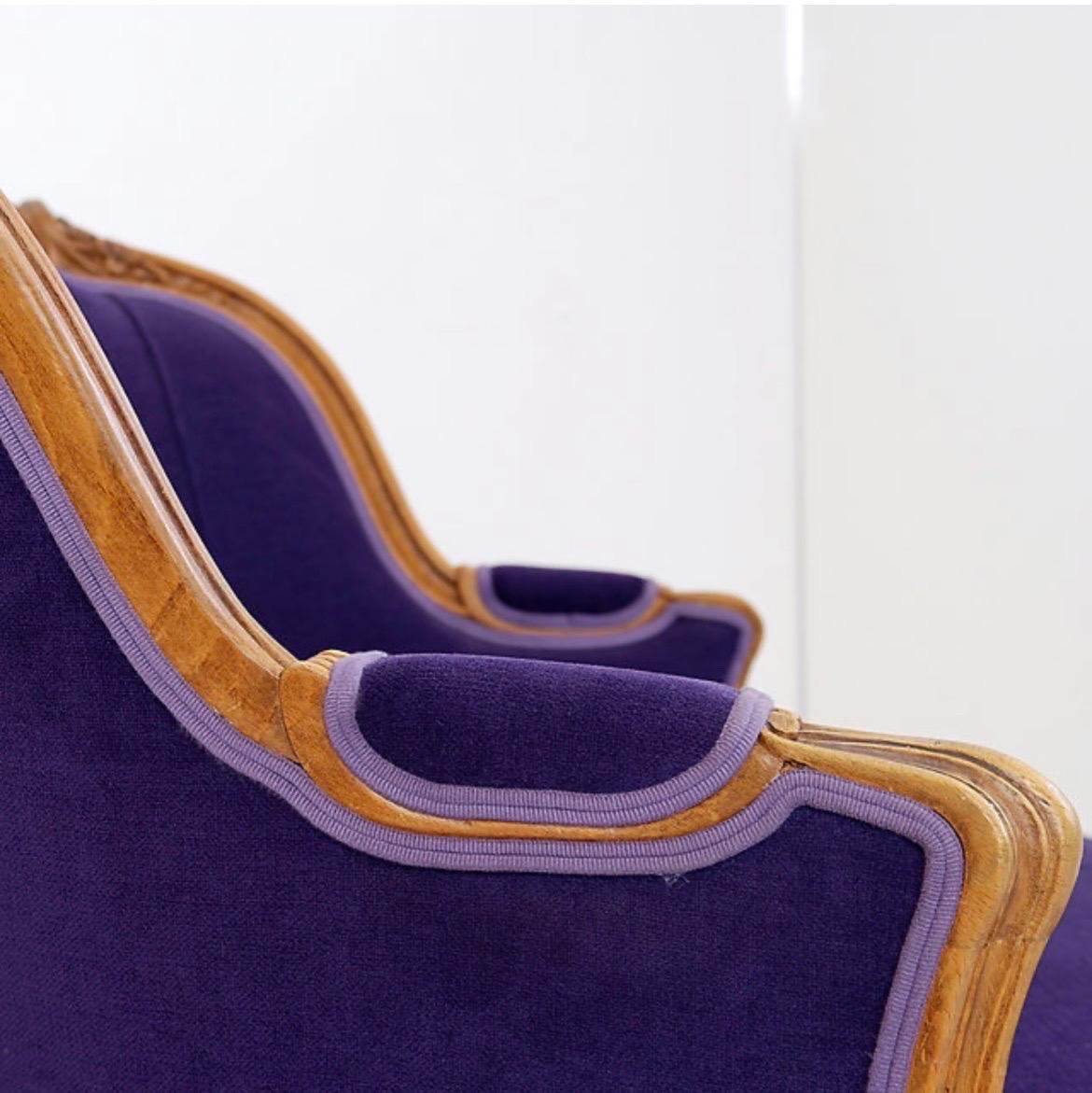 French bergere armchair - New mauve velvet upholstery

Wear consistent with age and use.

Antique - Decorative Armchair
Measures : 70cmx77cm H:97 SH:47cm 