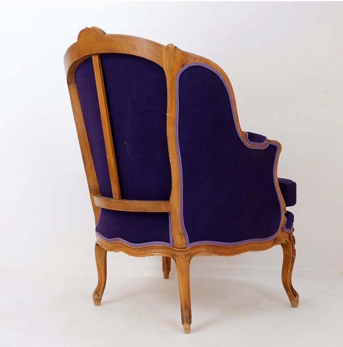 French bergere armchair - New mauve velvet upholstery In Good Condition For Sale In Linkebeek, BE