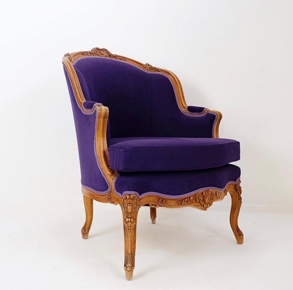 French bergere armchair - New mauve velvet upholstery For Sale 4