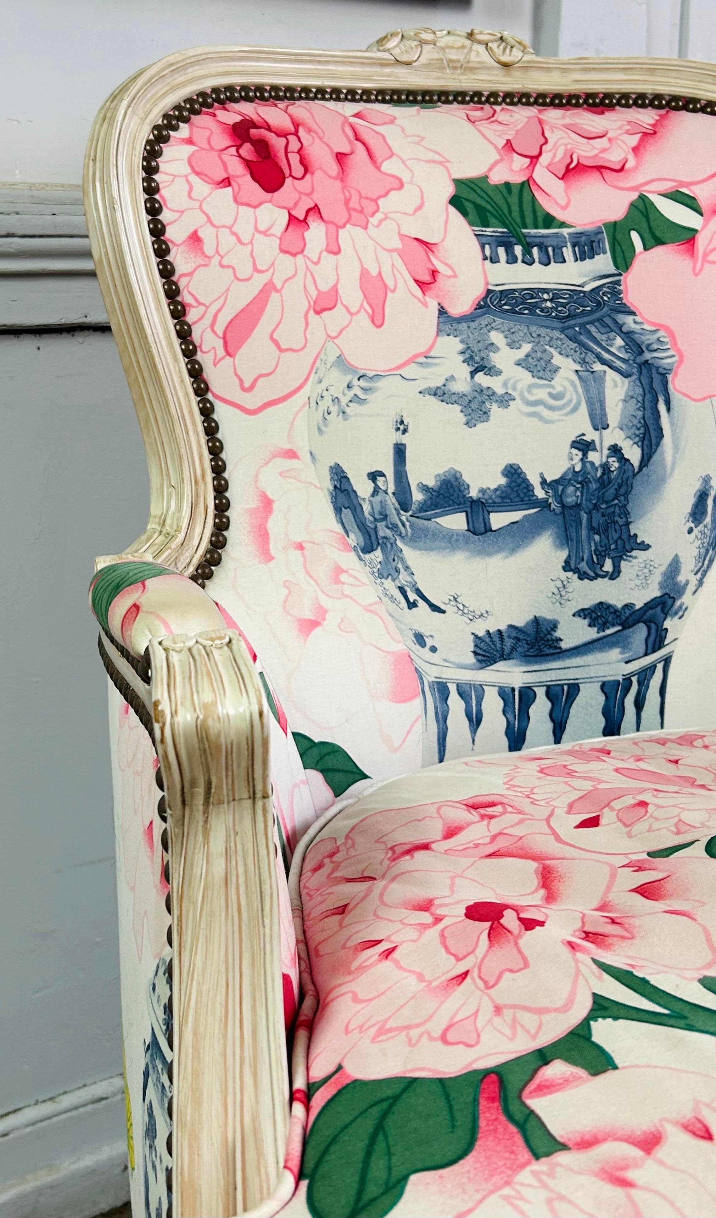 Tissu d'ameublement Fauteuil cabriolet Bergere rose blanc et bleu style Louis XV - France en vente