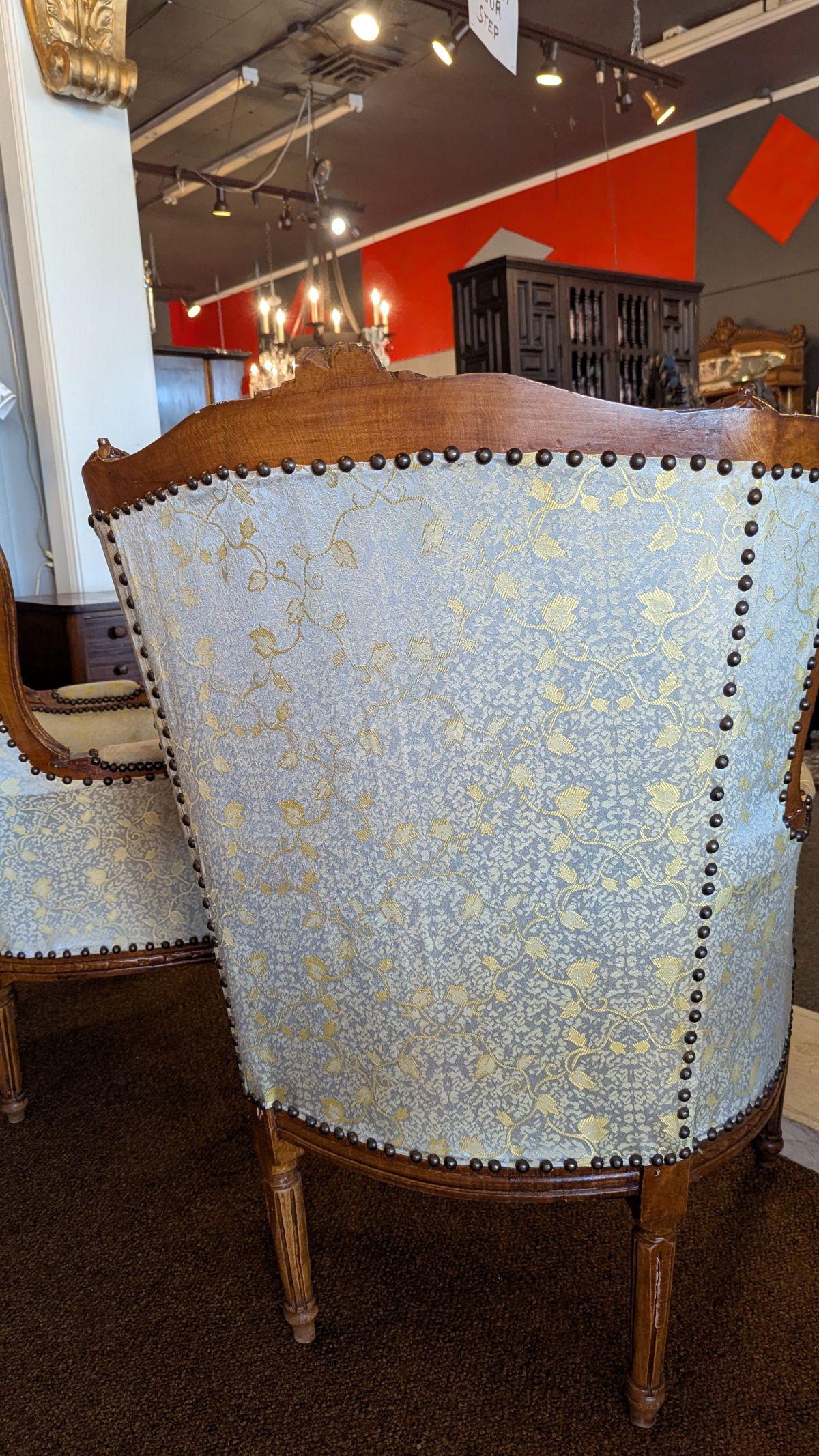 Paire de chaises bergères françaises en vente 3