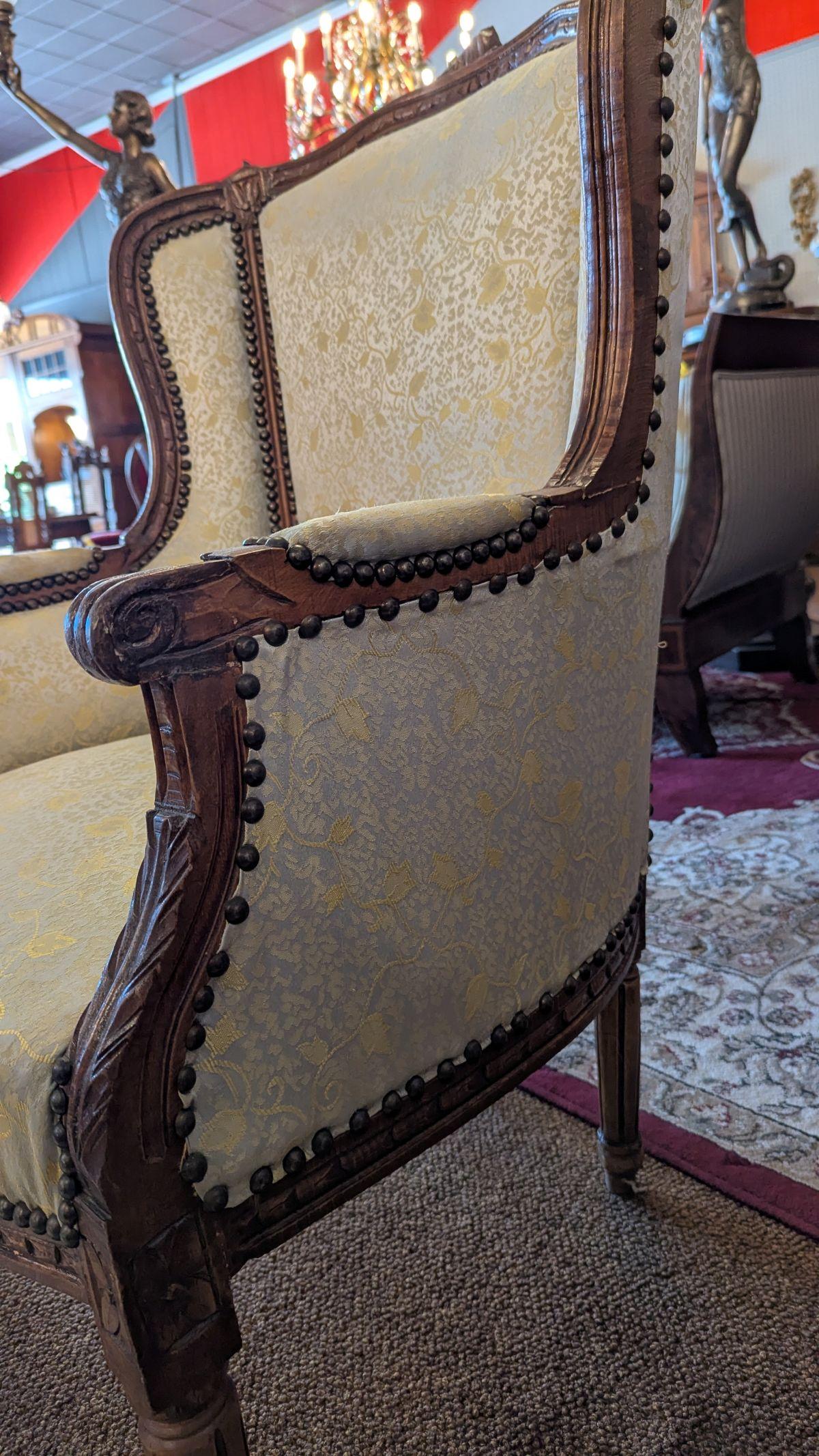 Paire de chaises bergères françaises en vente 10