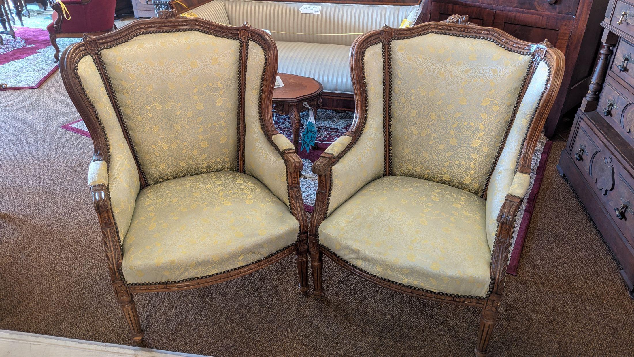 Magnifique paire de chaises bergères françaises avec de jolies sculptures, chacune surmontée d'une rose sculptée. La sellerie en tissu vert sauge est intacte et je pense qu'elle est d'origine.  Je pense qu'ils viennent de France, mais je ne peux pas