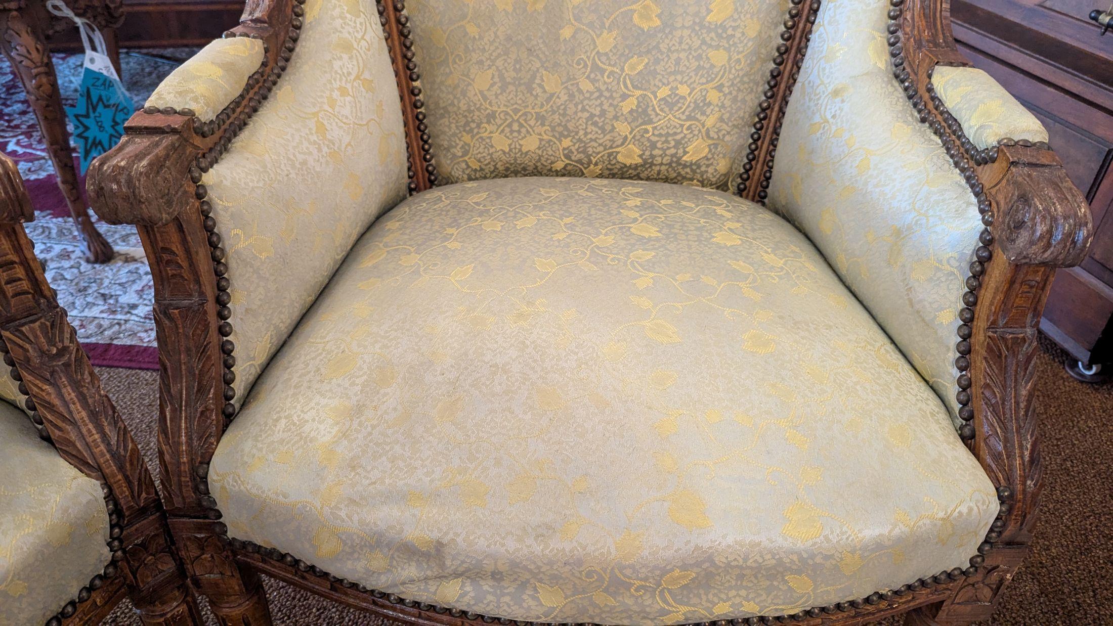 Paire de chaises bergères françaises en vente 1