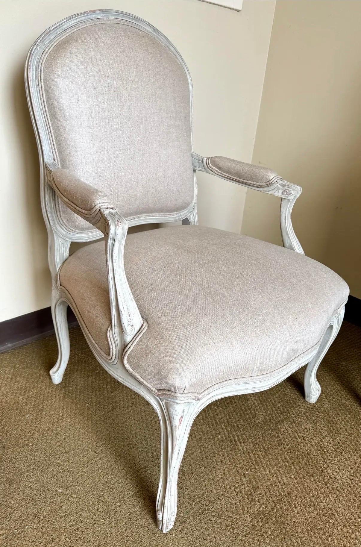 Français Chaise bergère française avec tapisserie en lin gris très prisée de Brunschwig & Fils en vente