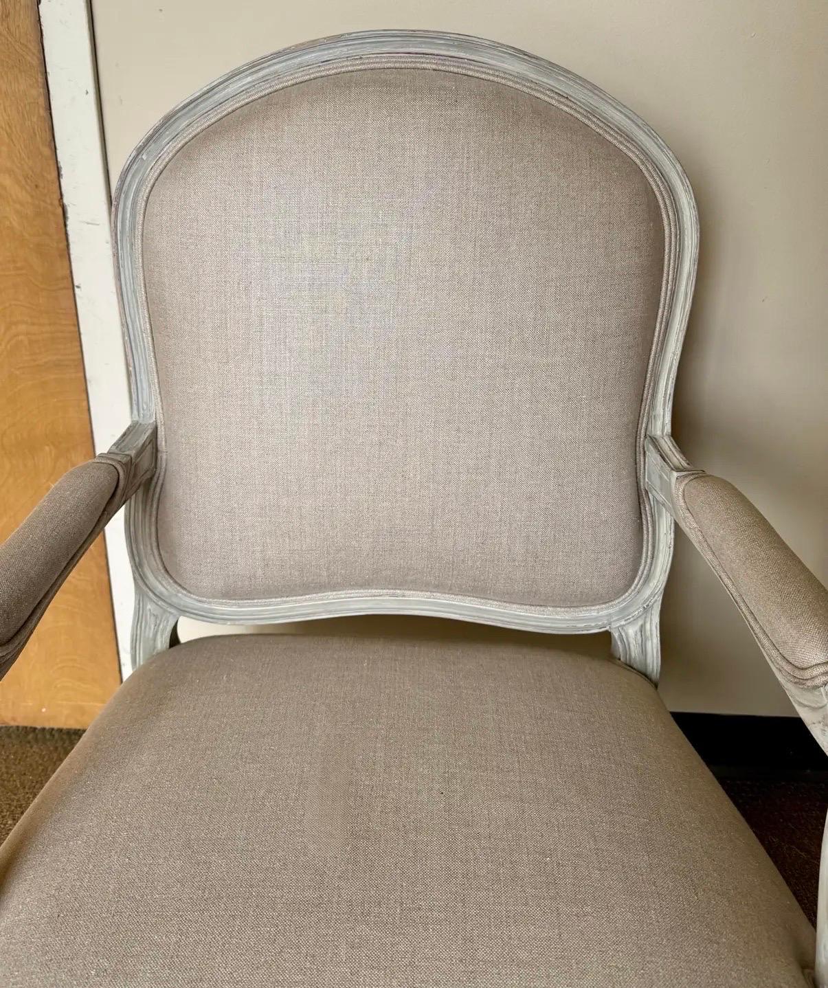 Chaise bergère française avec tapisserie en lin gris très prisée de Brunschwig & Fils Bon état - En vente à West Hartford, CT