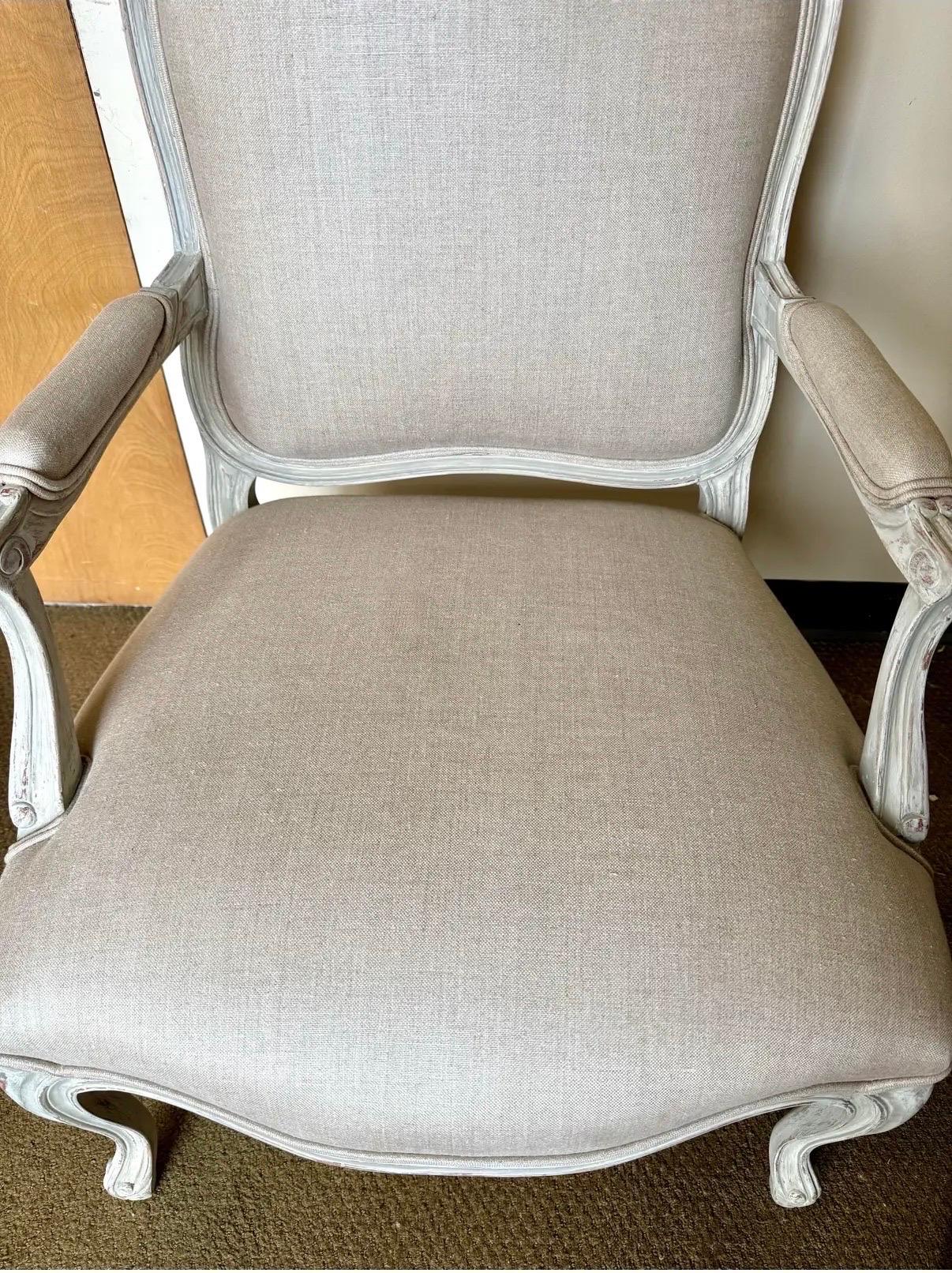 20ième siècle Chaise bergère française avec tapisserie en lin gris très prisée de Brunschwig & Fils en vente