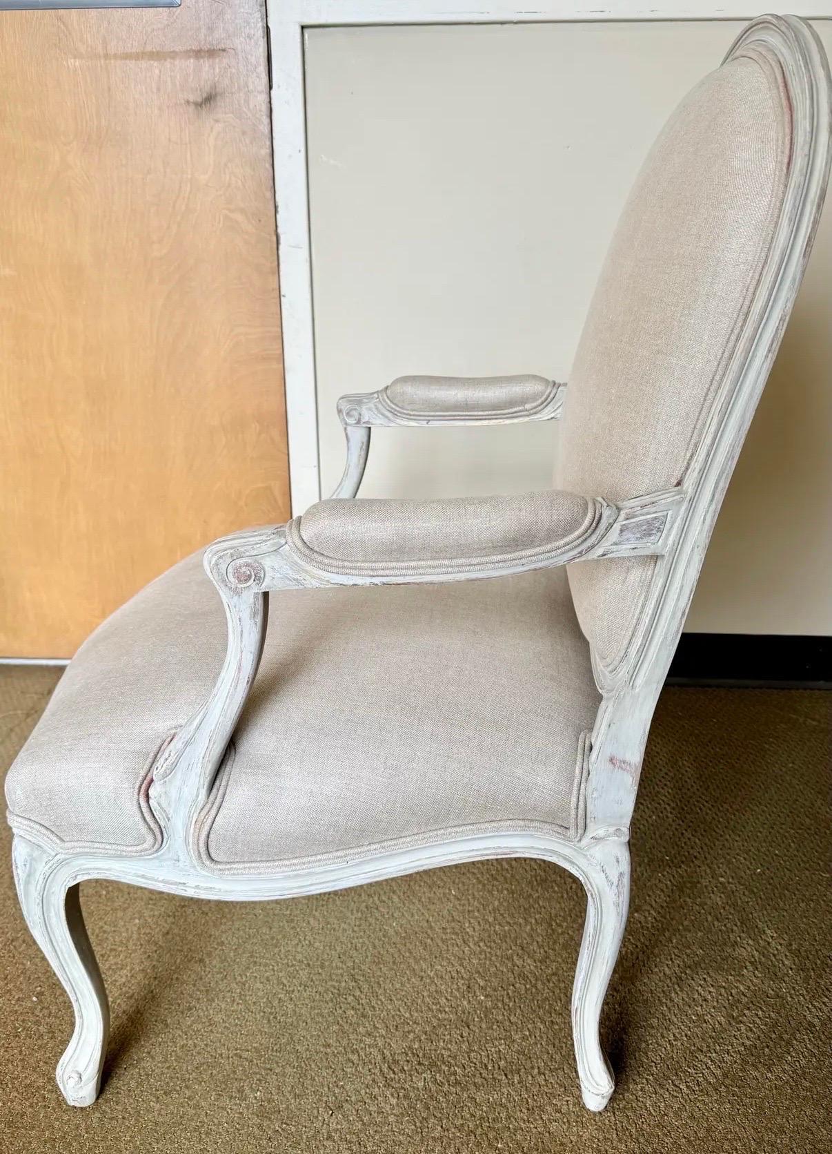 Textile Chaise bergère française avec tapisserie en lin gris très prisée de Brunschwig & Fils en vente
