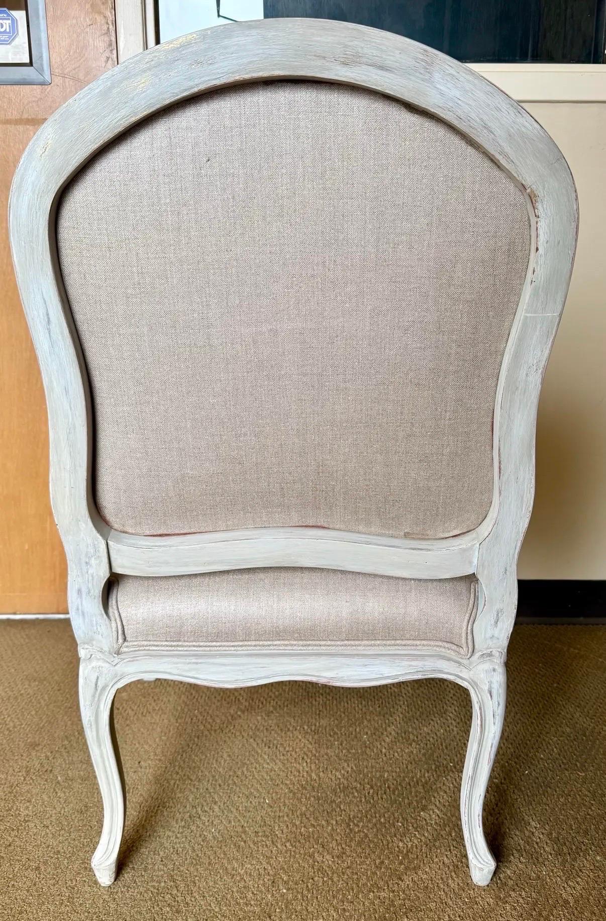 Chaise bergère française avec tapisserie en lin gris très prisée de Brunschwig & Fils en vente 1