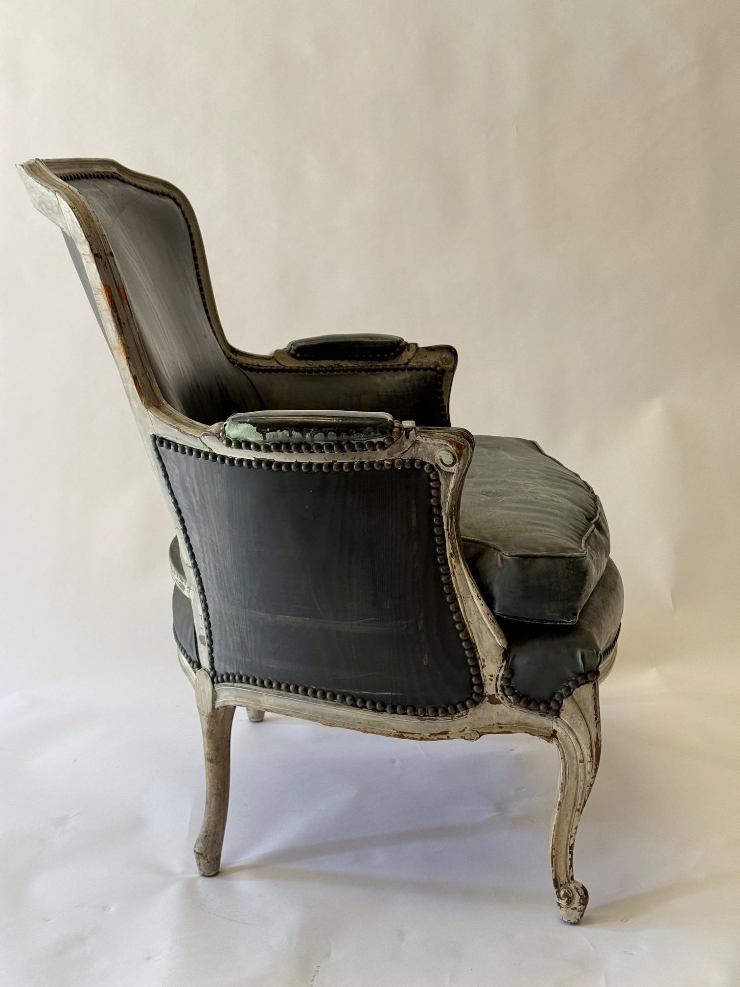 Vintage French Bergere.  Distressed Polsterung.  Weiß gewaschenes Finish.  Ich liebe den Condit.  Hoher gerundeter Rücken.  Niedriger, tiefer Sitz.  Freiliegendes Holz.  Nagelkopfbesatz entlang der Polsterkanten.  Klassischer französischer Stil. 