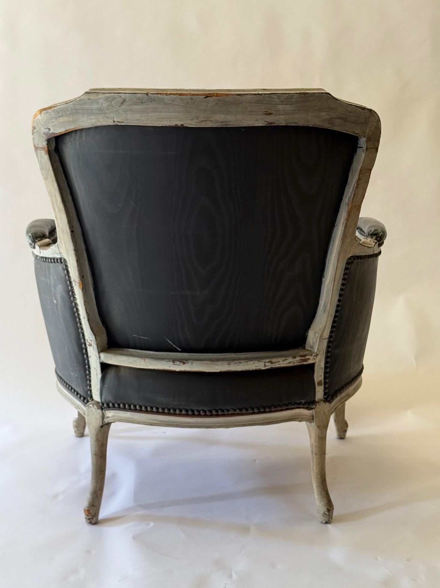 Französischer Bergere-Stuhl mit exquisiter Form und geschnitzten Cabriole-Beinen.  Vintage By. (Louis XV.) im Angebot