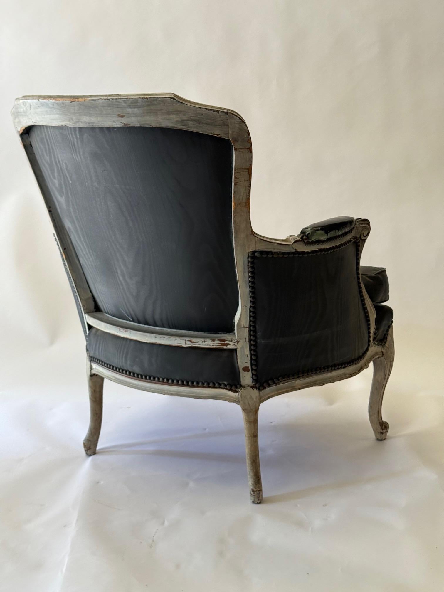 Französischer Bergere-Stuhl mit exquisiter Form und geschnitzten Cabriole-Beinen.  Vintage By. (Geschnitzt) im Angebot