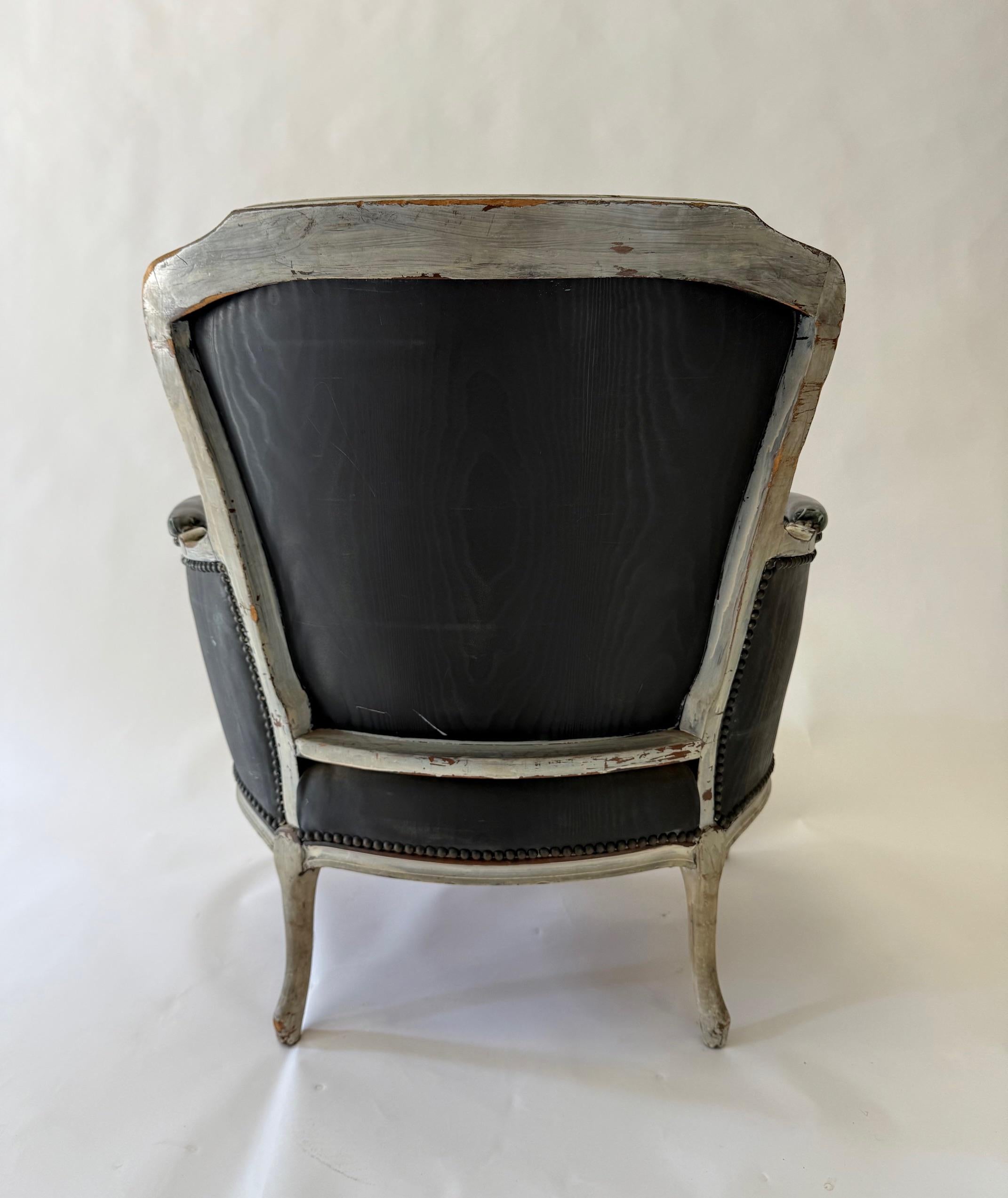 Französischer Bergere-Stuhl mit exquisiter Form und geschnitzten Cabriole-Beinen.  Vintage By. im Zustand „Gut“ im Angebot in Sag Harbor, NY