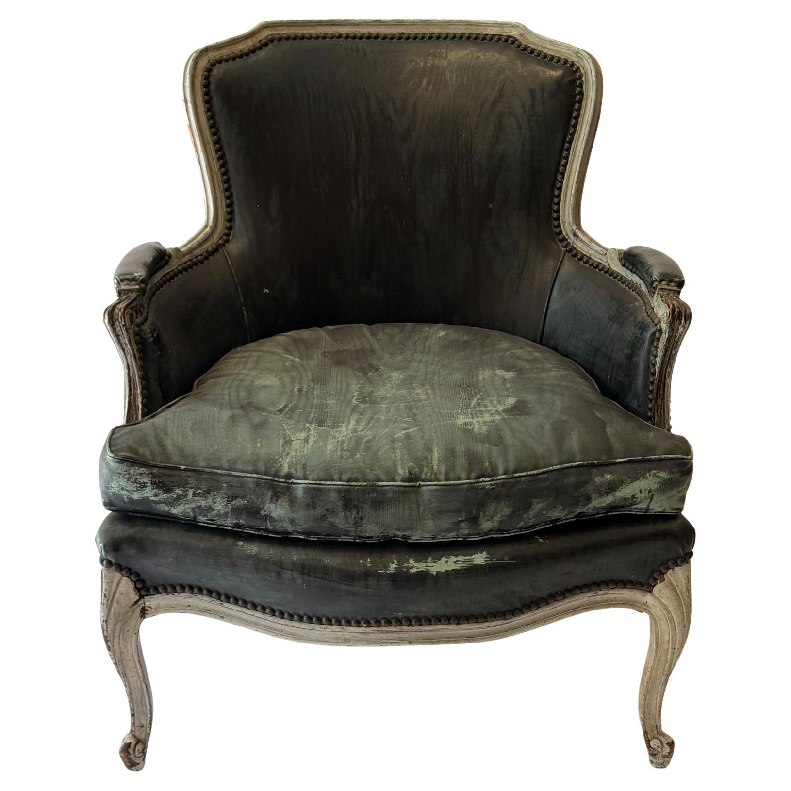 Französischer Bergere-Stuhl mit exquisiter Form und geschnitzten Cabriole-Beinen.  Vintage By.