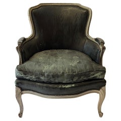 Französischer Bergere-Stuhl mit exquisiter Form und geschnitzten Cabriole-Beinen.  Vintage By.