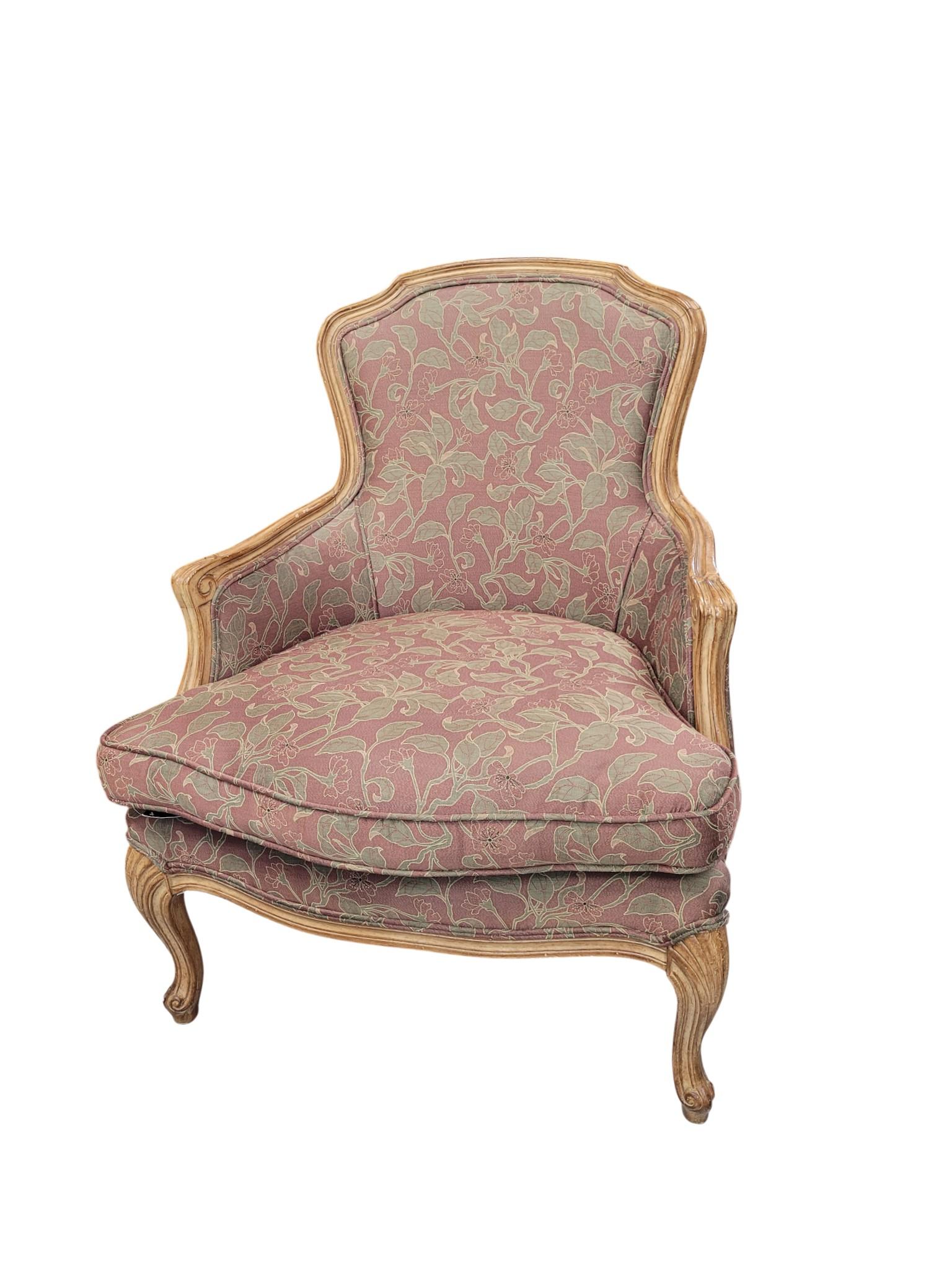 Cet élégant fauteuil est un exemple raffiné de siège de la Bergère française, probablement fabriqué au milieu ou à la fin du XXe siècle dans le style Louis XV ou Louis XVI. Le cadre en bois sculpté présente des pieds cabriole classiques et un dos
