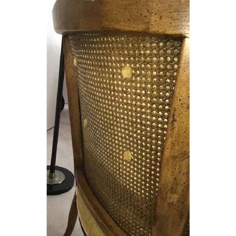 Bergère française chaise en noyer canné et tapissée en velours moutarde Bon état - En vente à Germantown, MD