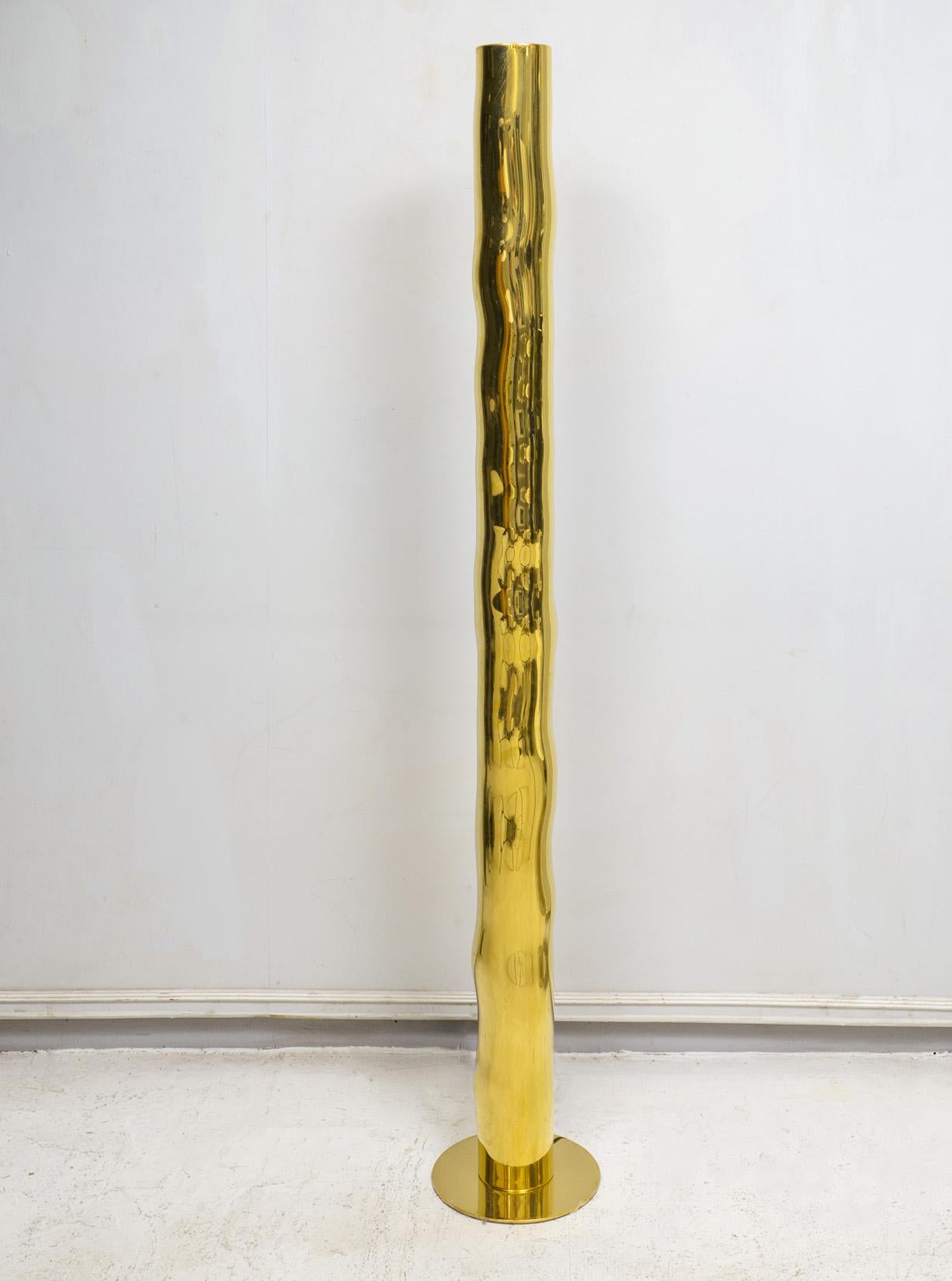 Lampada da terra scultorea in ottone su misura di Atelier Aison.
Il diametro del palo in ottone (senza la base) è di 4,5