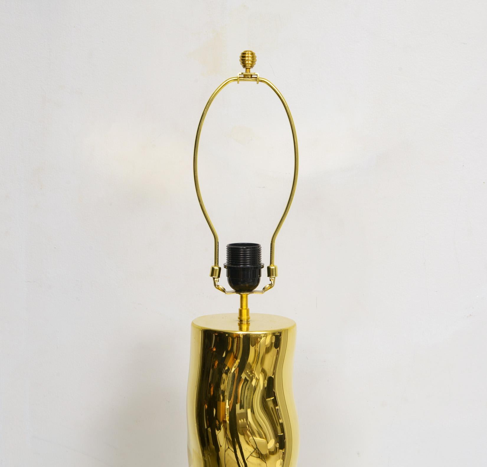 Lampada da tavolo scultorea in ottone Bespoke francese di Atelier Aison.

L'altezza complessiva è di 33,5