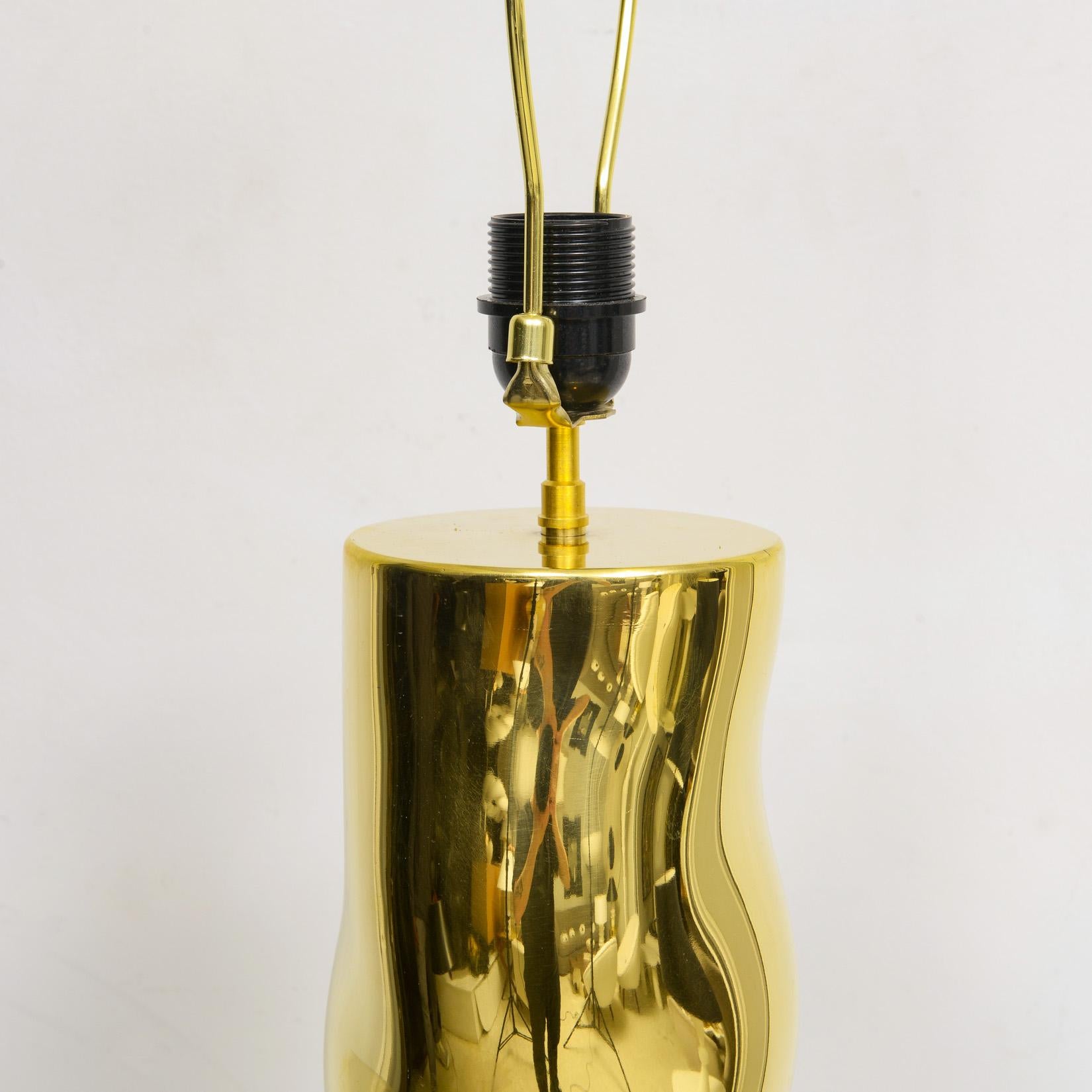 Moderno Lampada da tavolo scultorea in ottone francese Bespoke Totem in vendita