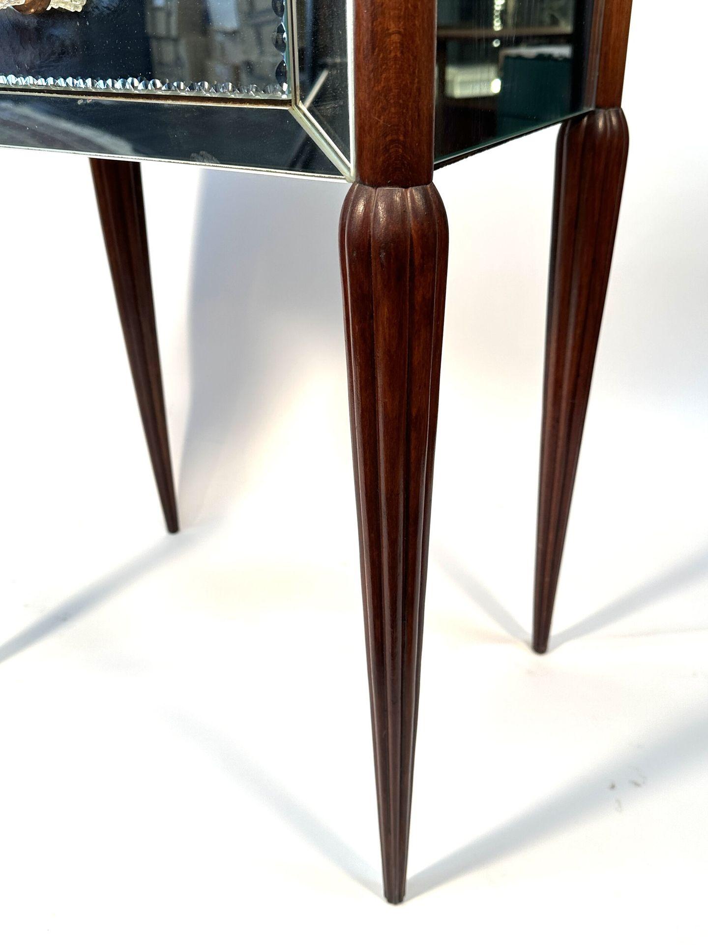 Français Table de chevet en hêtre et miroir biseauté 1960 en vente