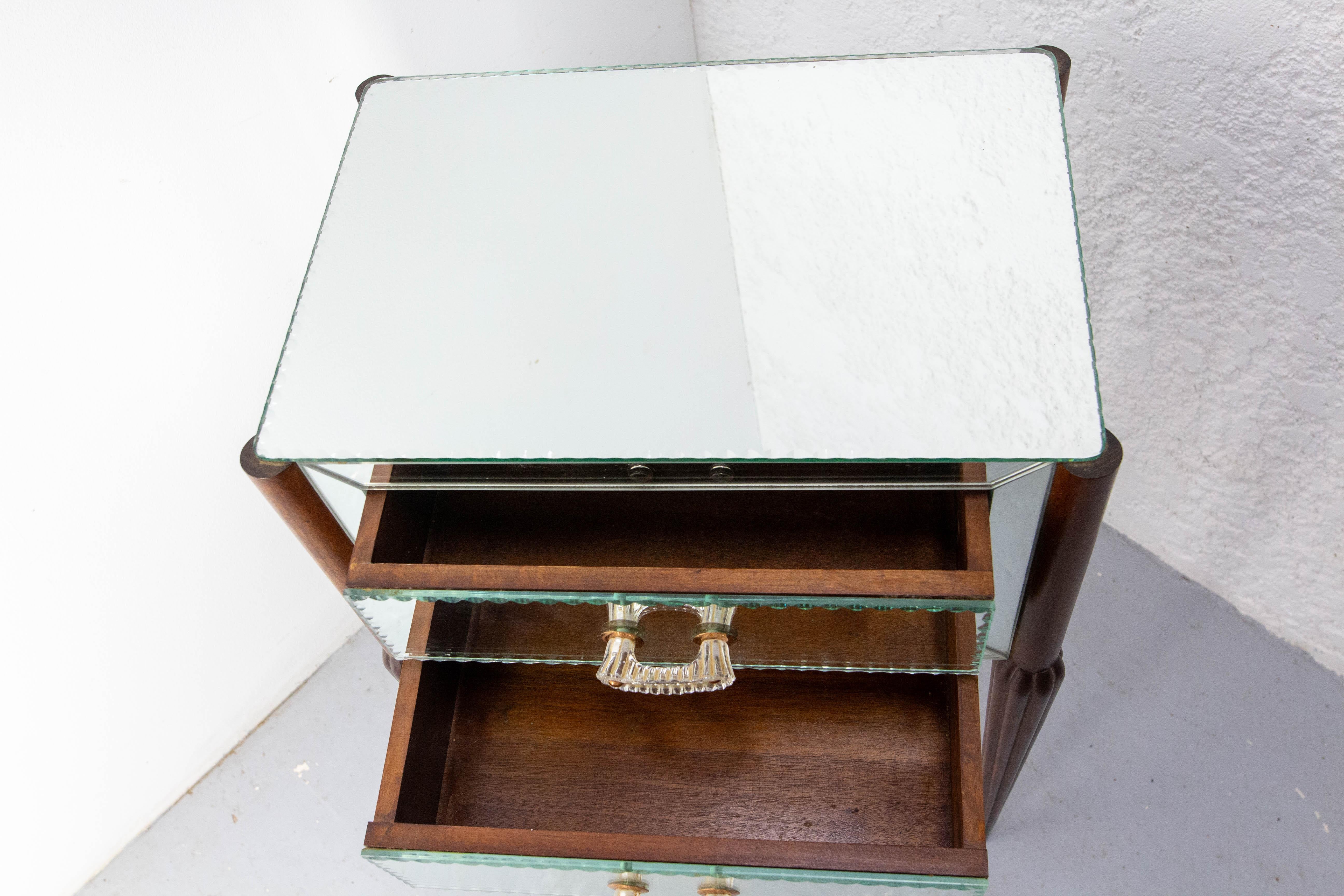 Miroir Table de chevet en hêtre et miroir biseauté 1960 en vente