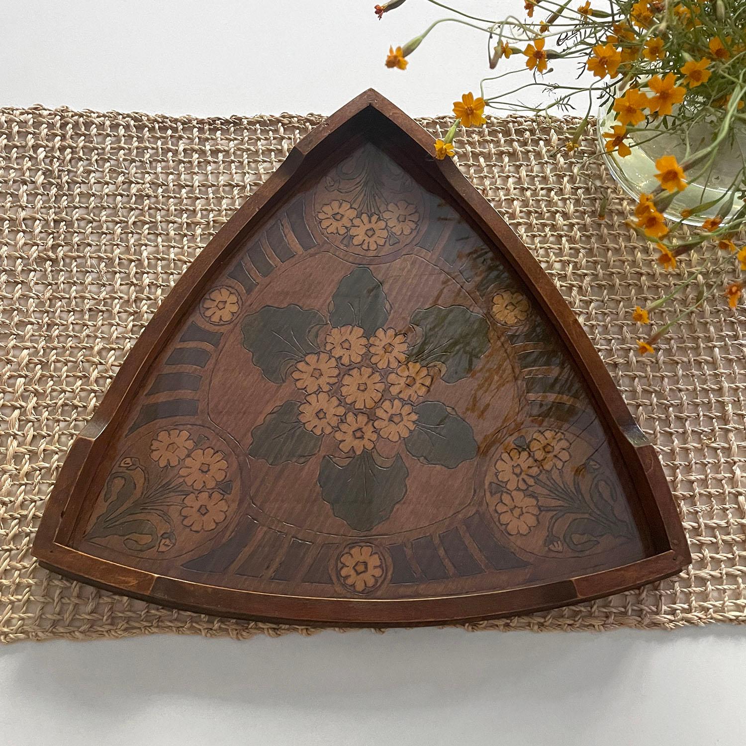 Antique French Oak tray
Sculpted triangular wood
Lovely pyroengraved and glazed floral motifs 
Original glass
Patina from age and use 
Last photo is for reference only
Please see other listings