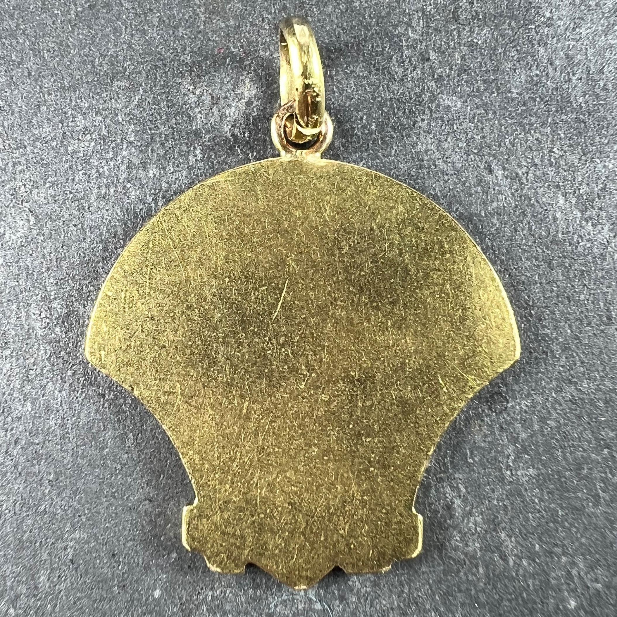 Ciondolo di protezione di buona fortuna in oro giallo 18 carati con elfo francese Biliken In condizioni buone in vendita a London, GB