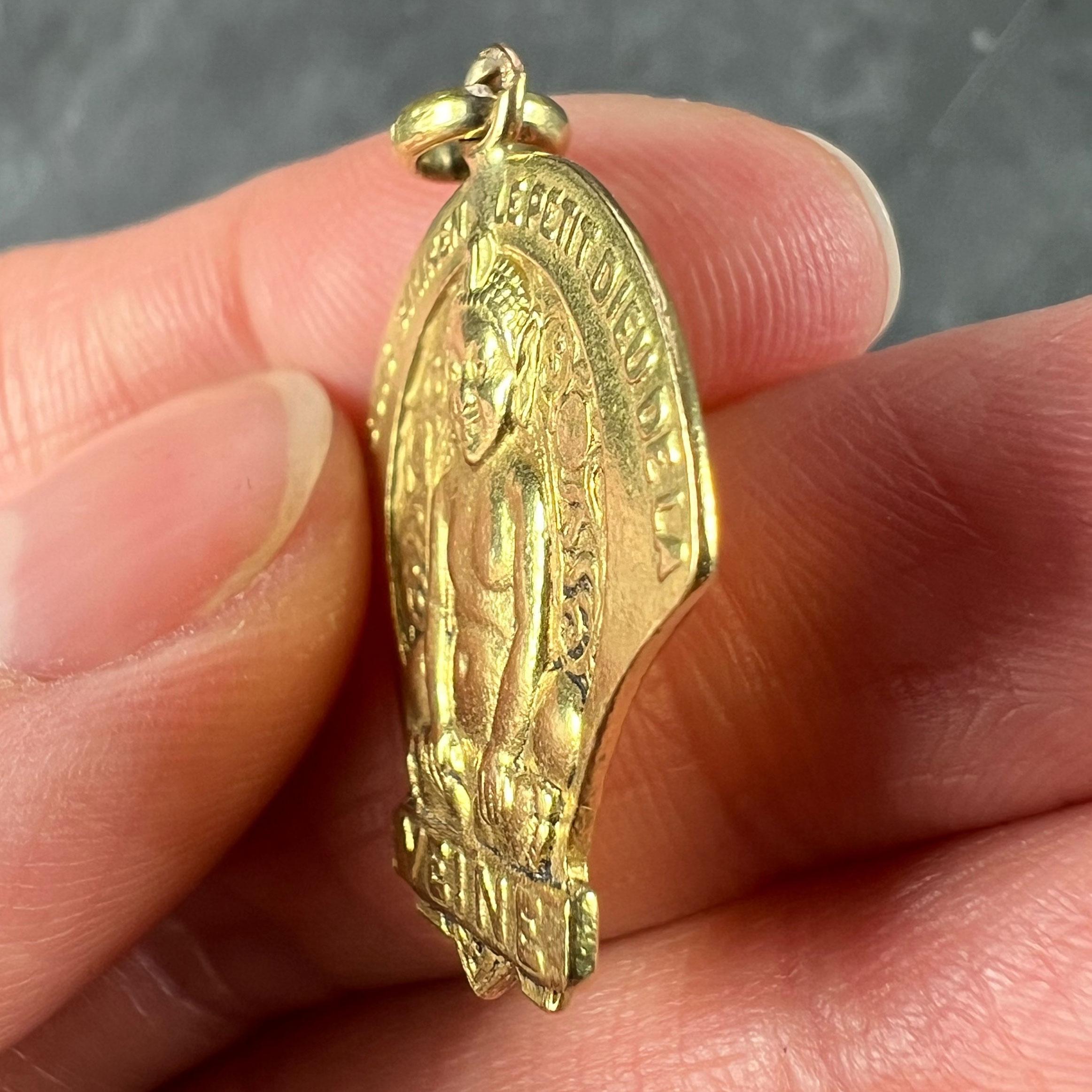 Ciondolo di protezione di buona fortuna in oro giallo 18 carati con elfo francese Biliken in vendita 3