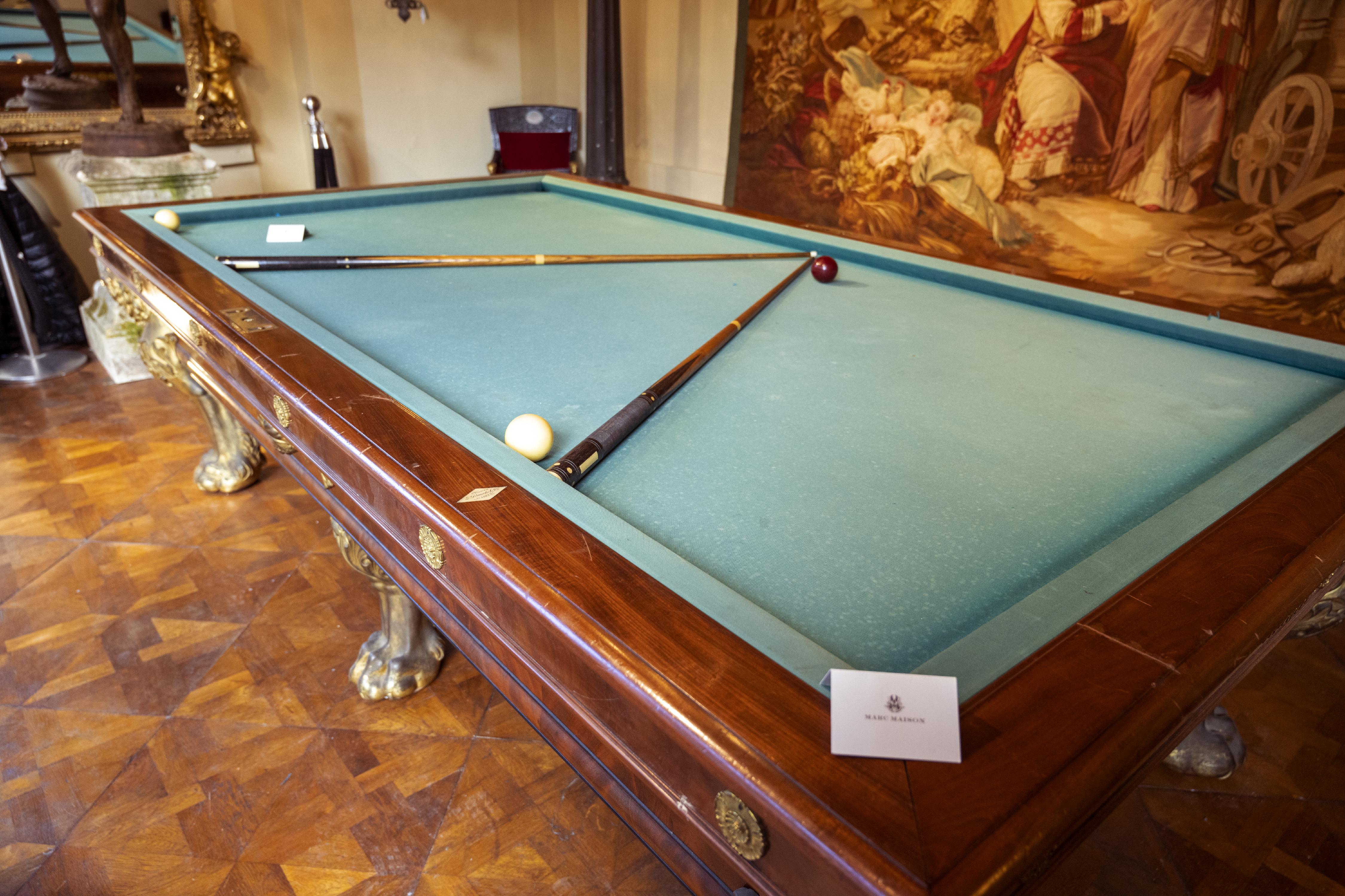 The Maison Chéreau, founded in 1816, is known for its particularly elaborate tables for high society and royalty, such as our six-legged solid bronze table. Typical of French billiards, our table is played on a pocketless table (without holes), with