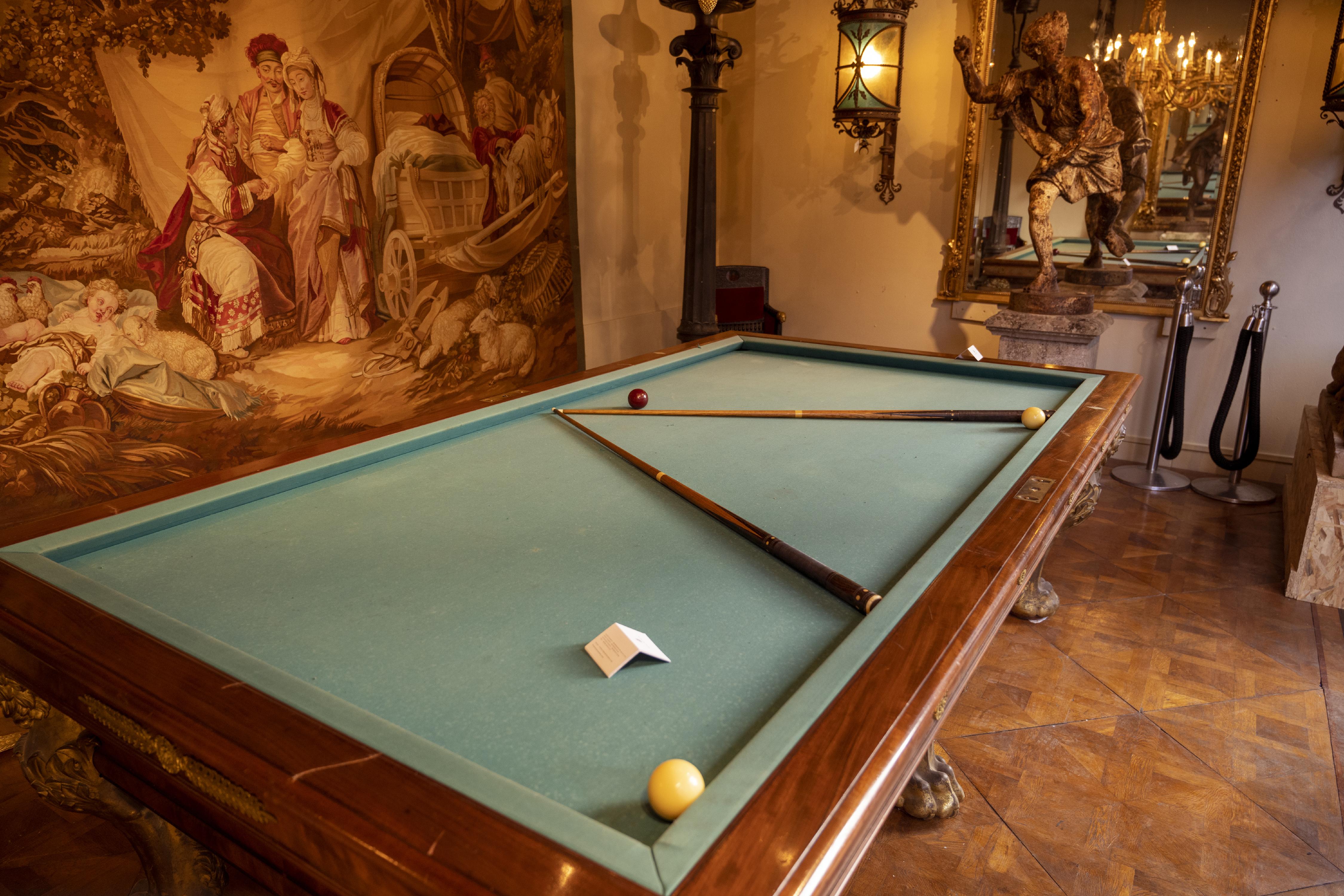 Franzsischer Billiard-Tisch mit Lwenkpfen aus Mahagonifurnier und Bronzedekorationen (Charles X.) im Angebot