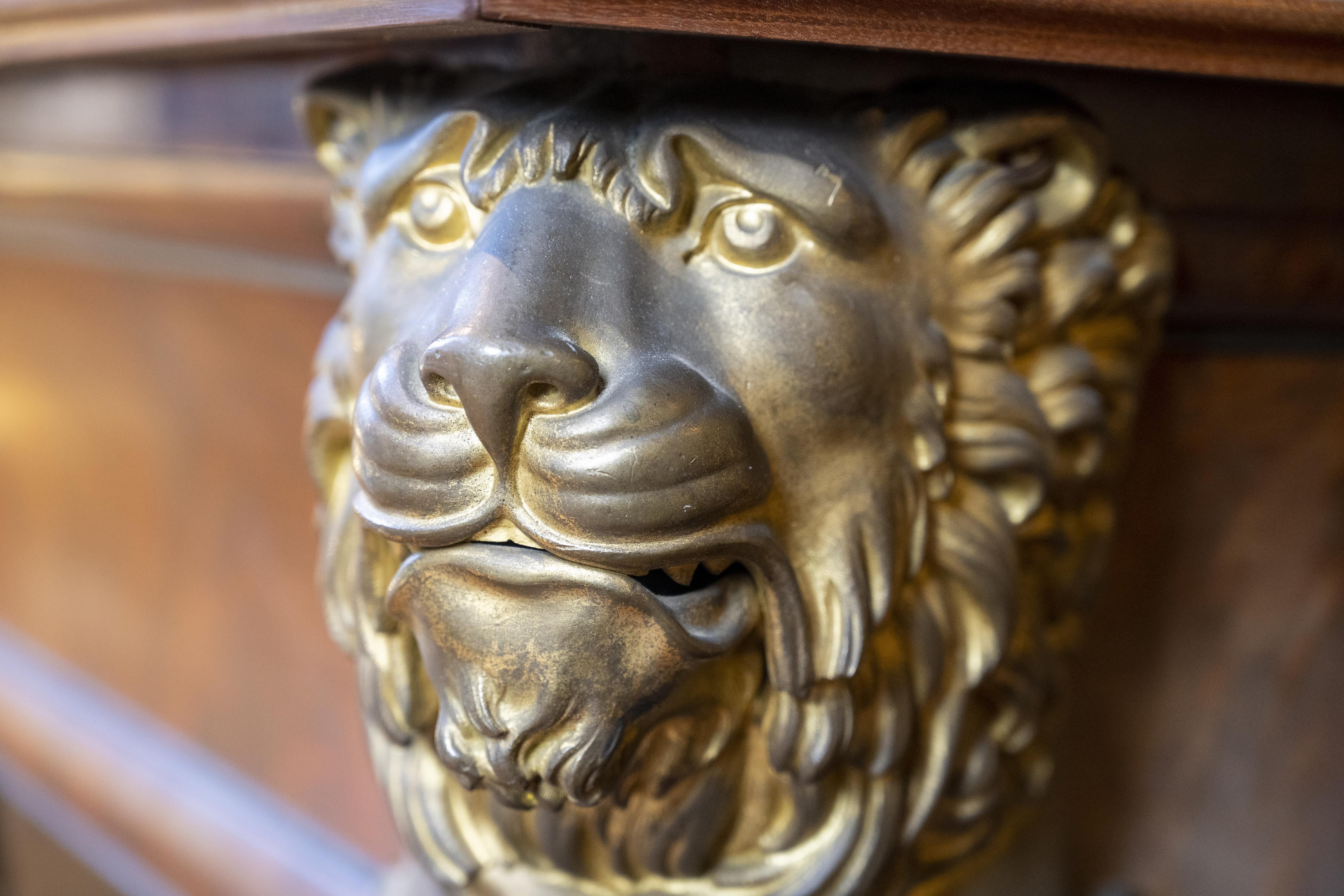 Bronze Table de billard franaise avec ttes de lion en placage d'acajou et dcorations en bronze en vente