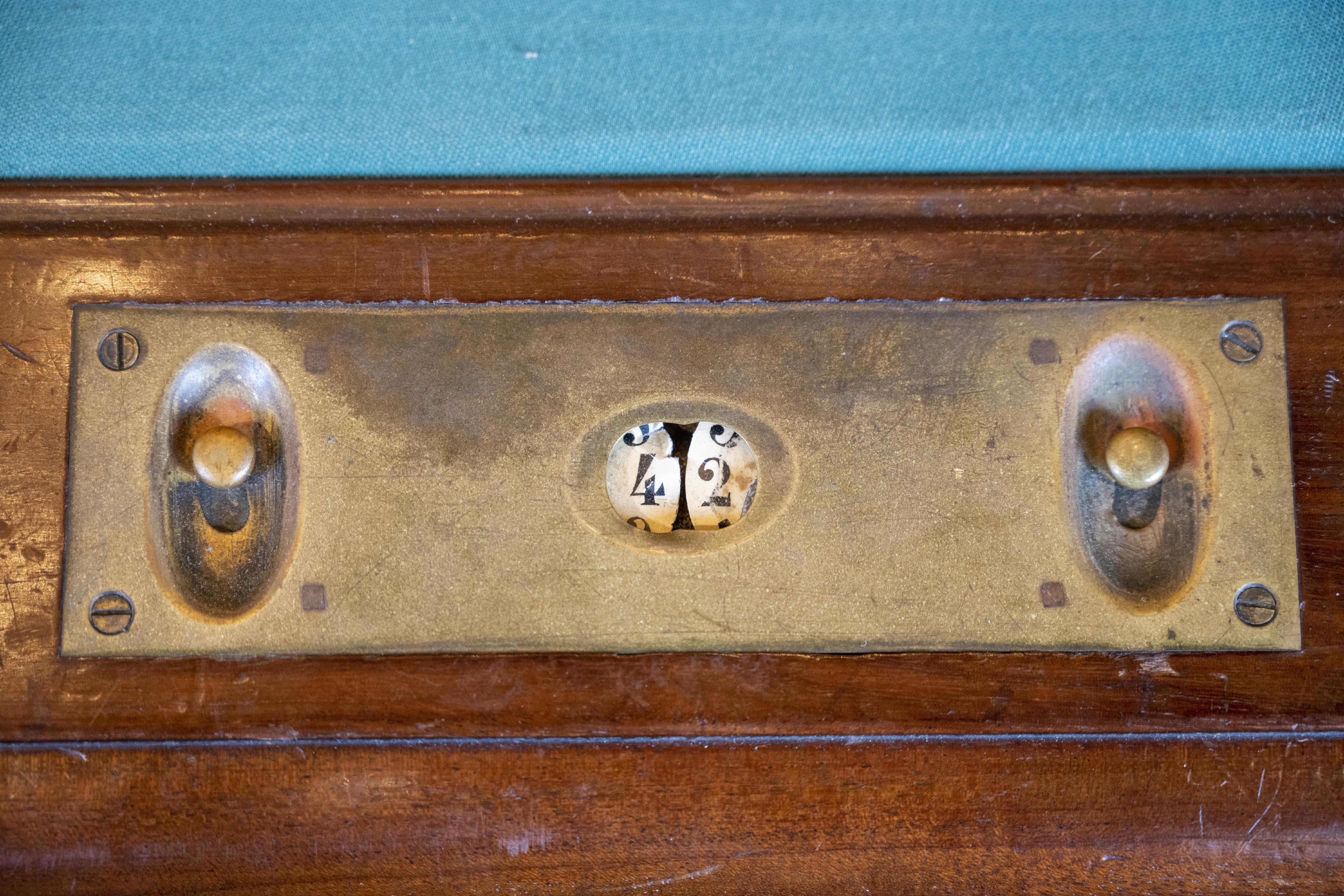 Table de billard franaise avec ttes de lion en placage d'acajou et dcorations en bronze en vente 1