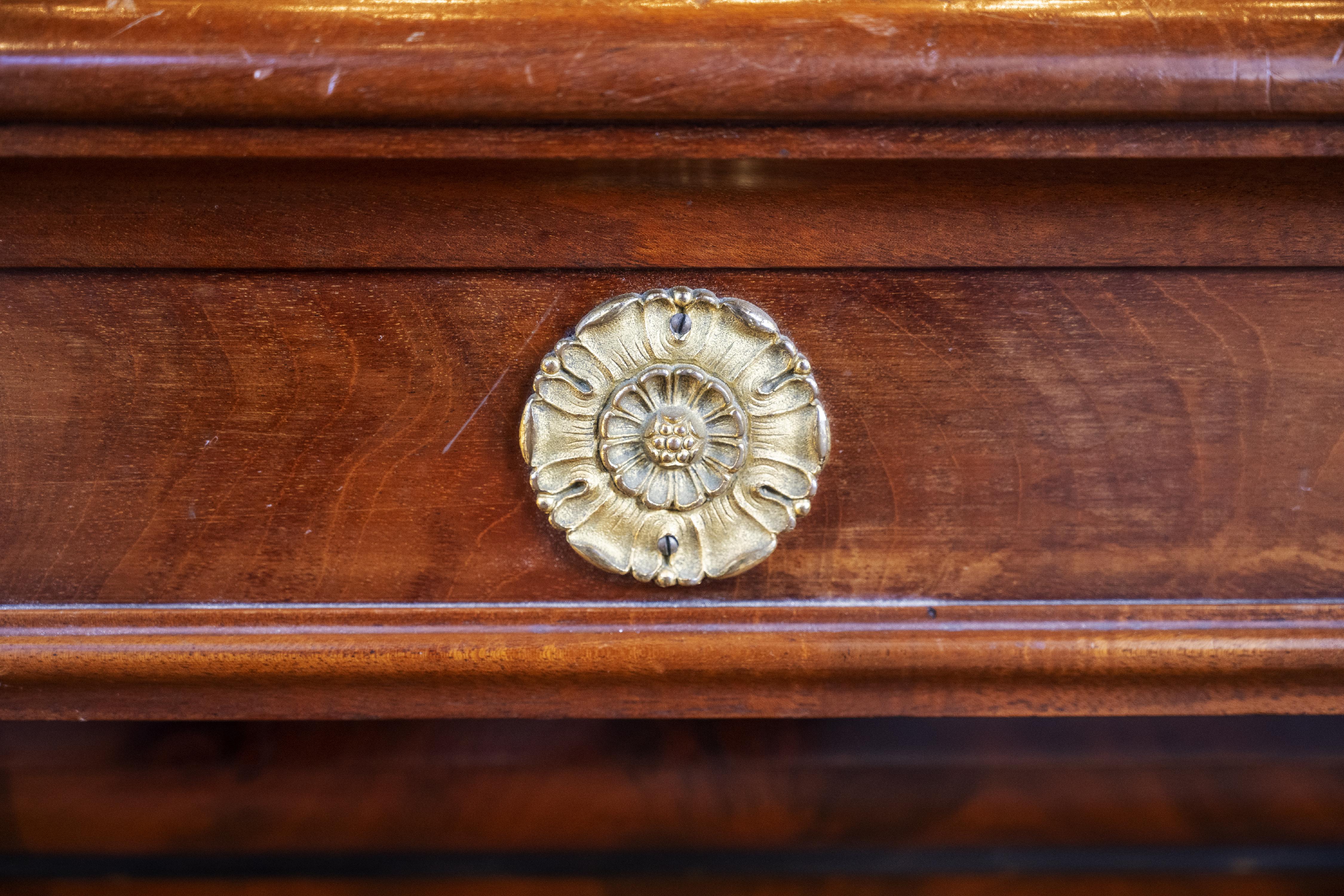 Table de billard franaise avec ttes de lion en placage d'acajou et dcorations en bronze en vente 2