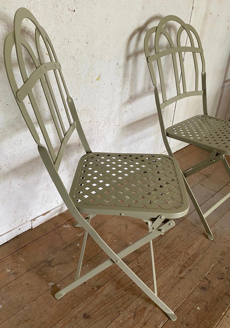 French Bistro Cafe Folding Metal Table and Matching Chairs In Good Condition For Sale In Great Barrington, MA