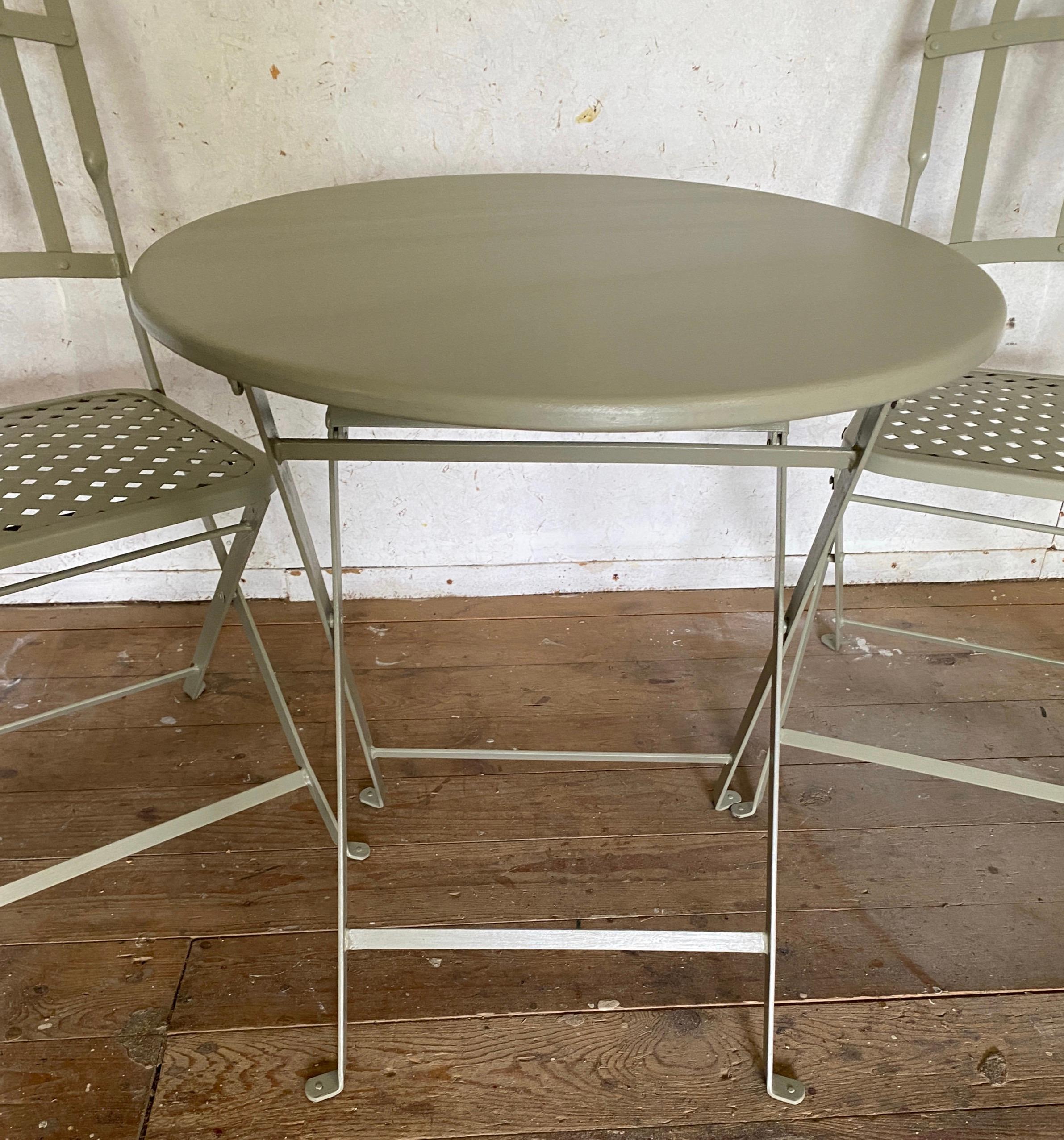 French Bistro Cafe Folding Metal Table and Matching Chairs In Good Condition In Sheffield, MA