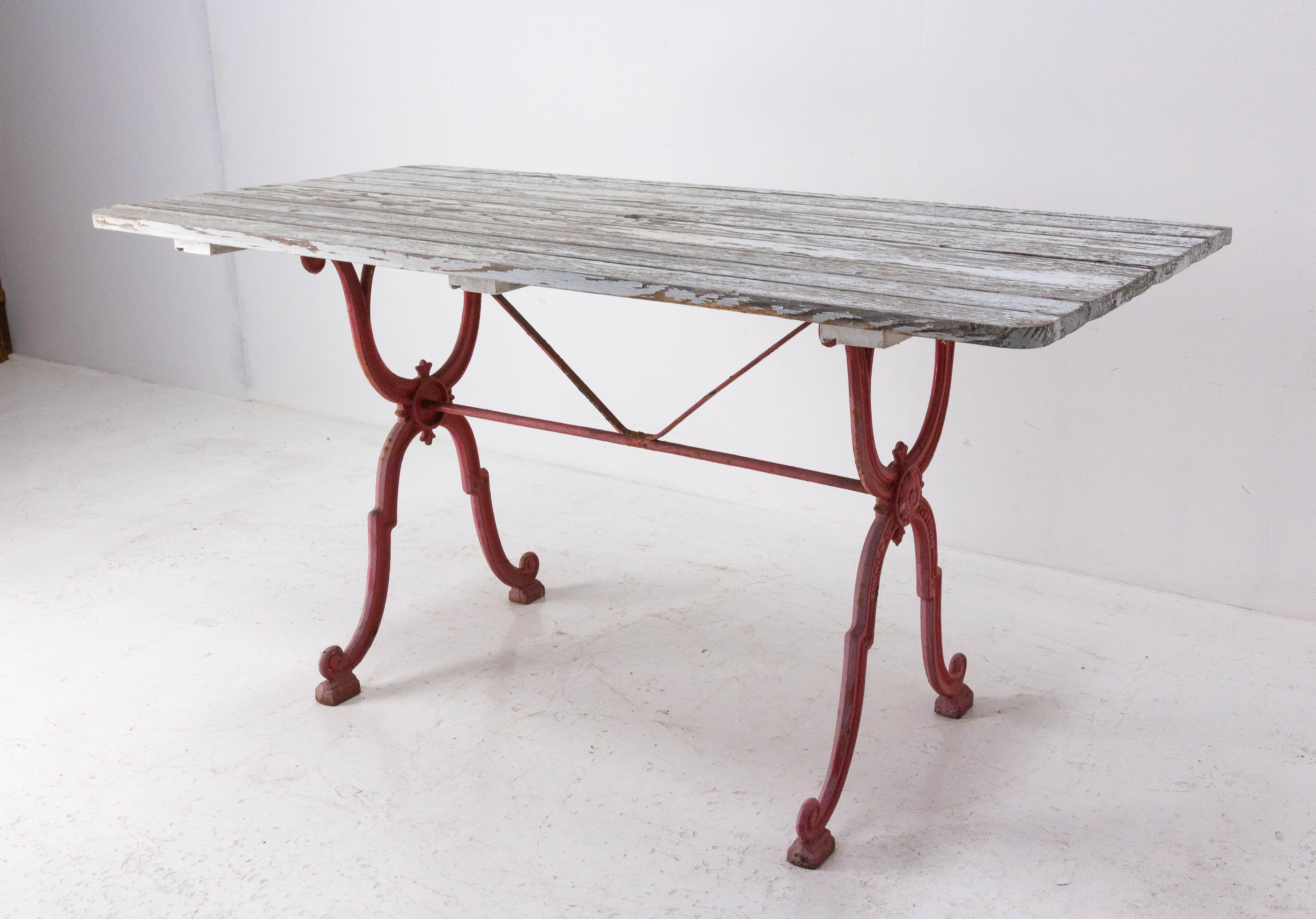 Bistro table with wood top and cast iron legs,
French, circa 1900
The top is not the original but has a nice patina
Good antique condition with general signs of use

Shipping:
L140 P68,5 H71 32 kg.