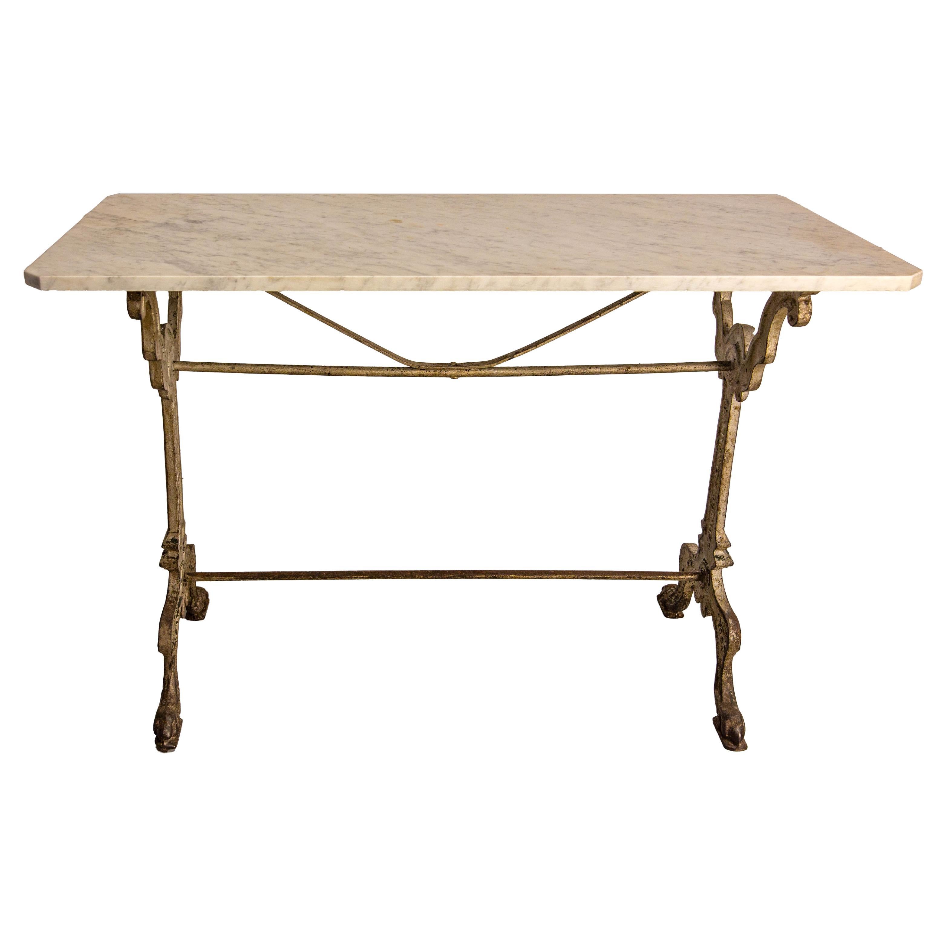 Cette table est signée J.Charlionais et L.Pourailly de la fin du 19ème siècle.
Table de bistrot rectangulaire d'époque Art Nouveau, avec un plateau en marbre, une base en fer forgé chromé de belle forme et un repose-pieds.

La marque Charlionais &