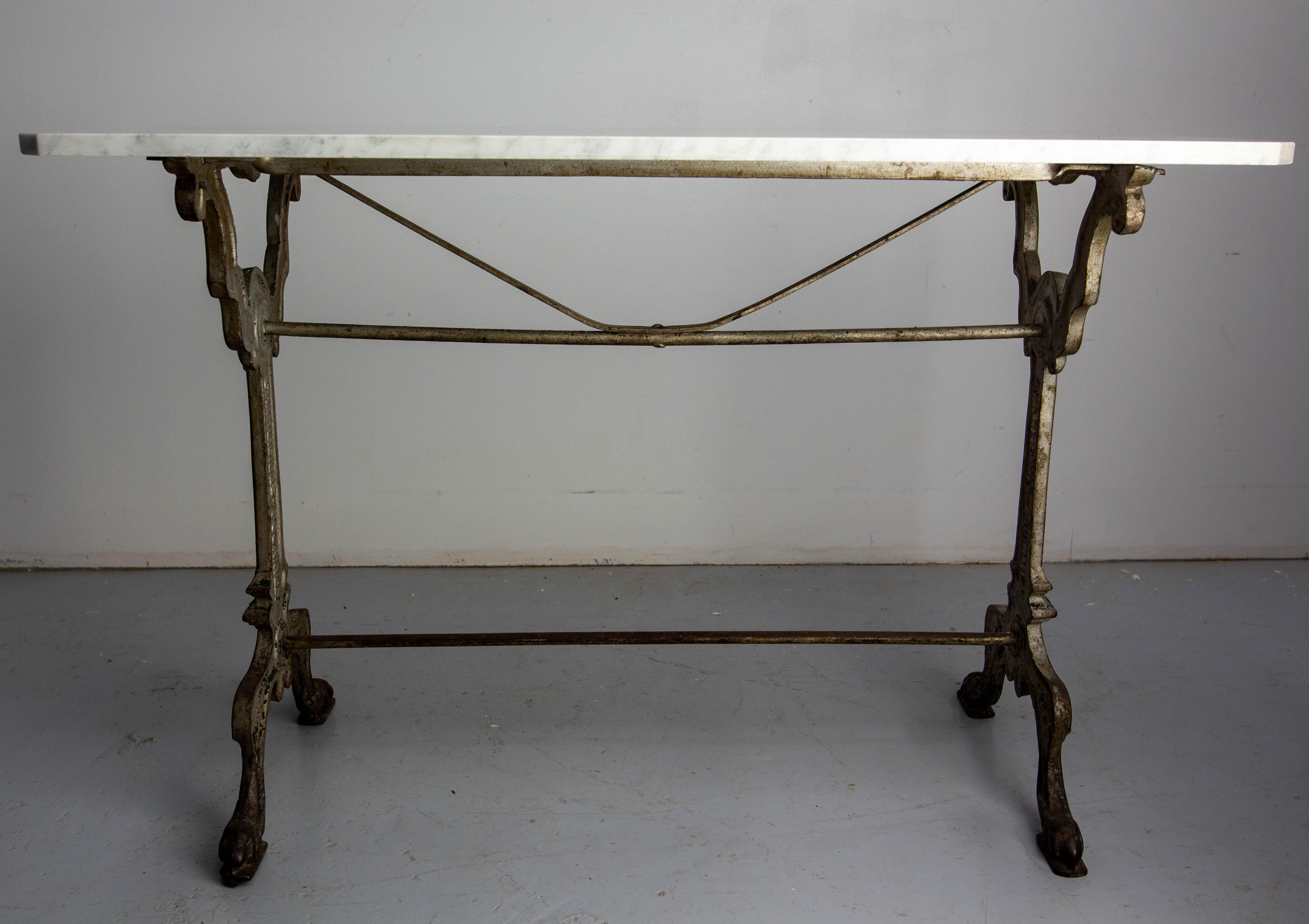 Français Table de bistrot française Table en fonte et plateau en marbre, vers 1900 en vente