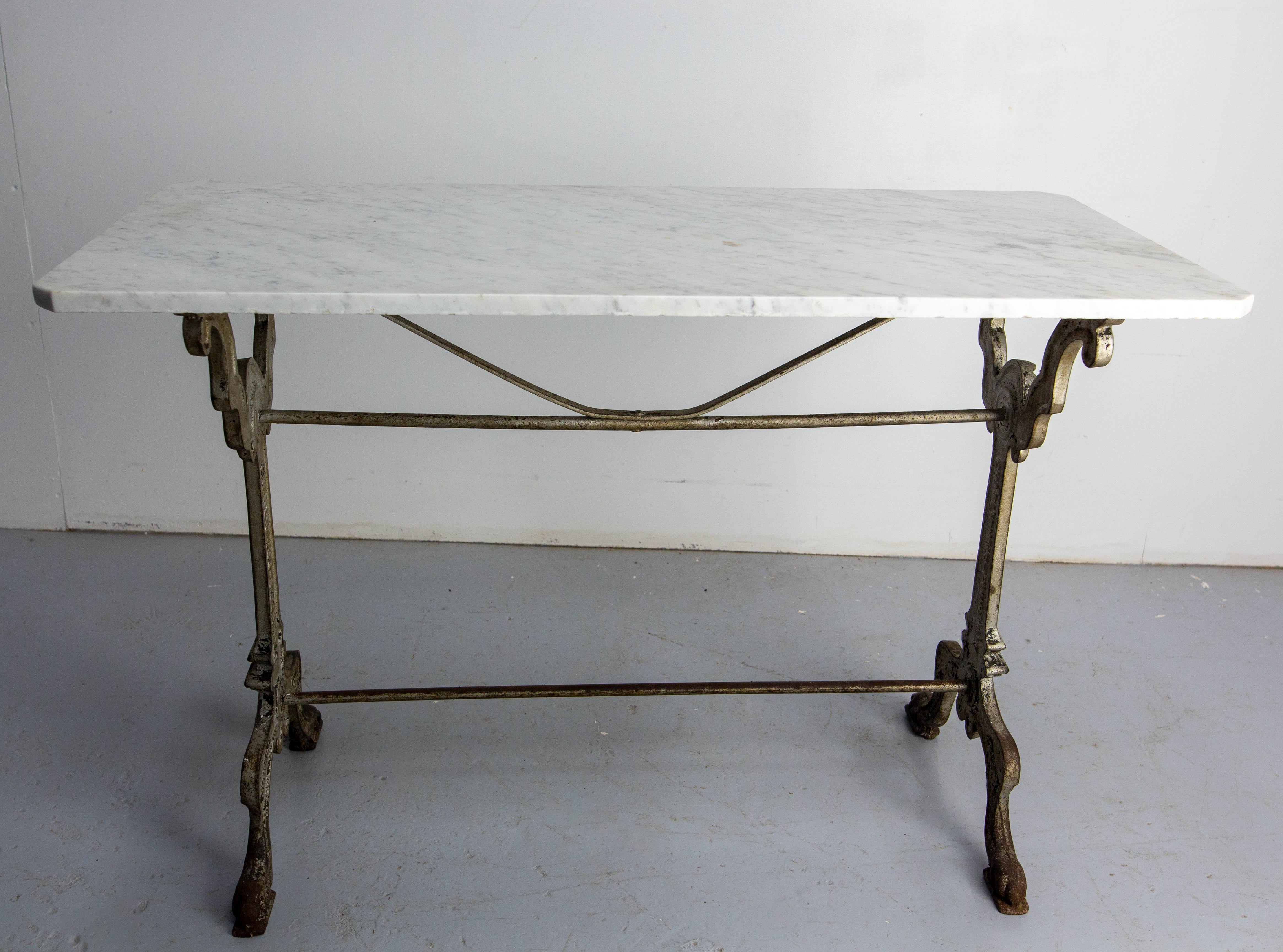 Table de bistrot française Table en fonte et plateau en marbre, vers 1900 Bon état - En vente à Labrit, Landes