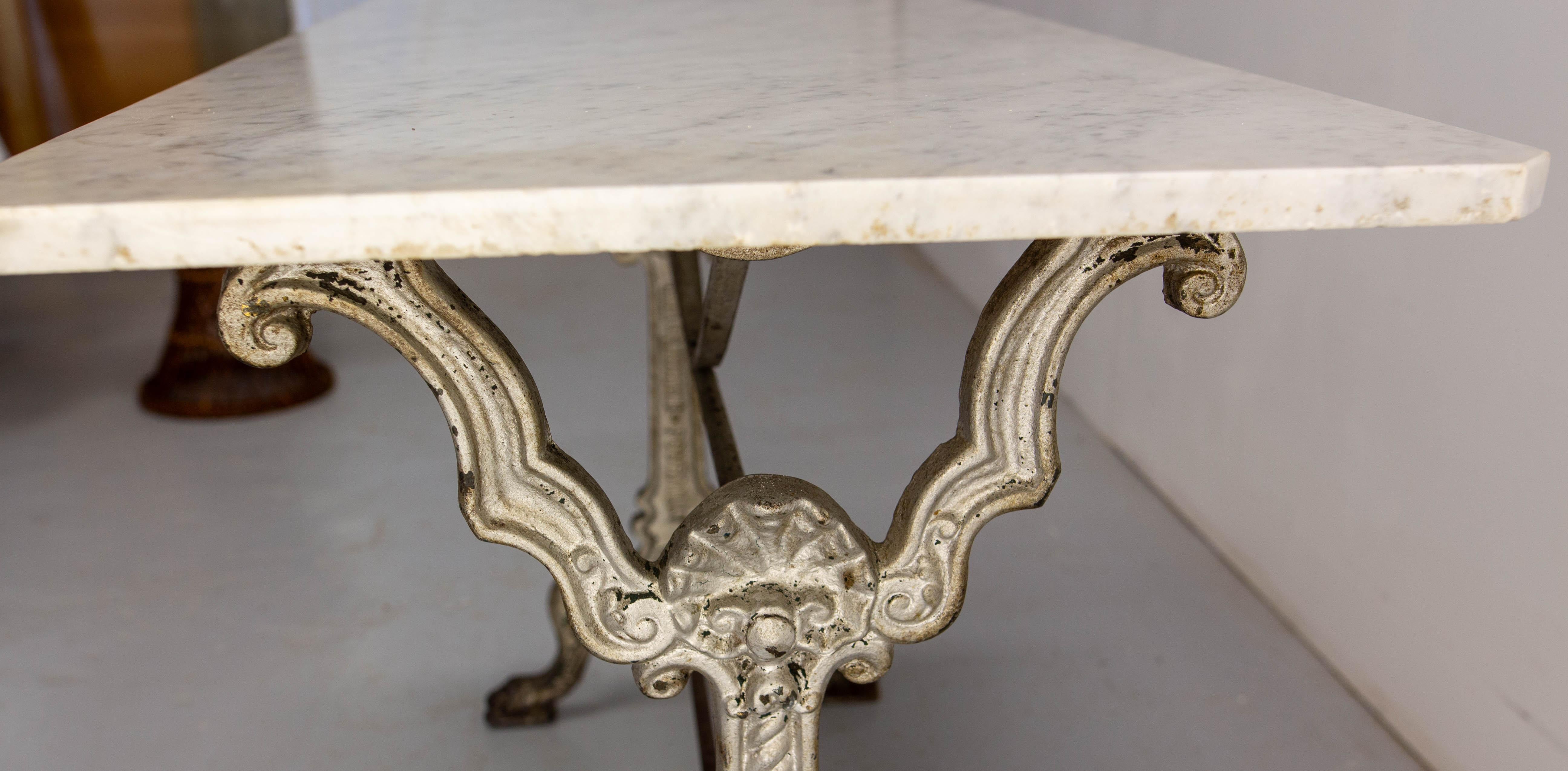 20ième siècle Table de bistrot française Table en fonte et plateau en marbre, vers 1900 en vente