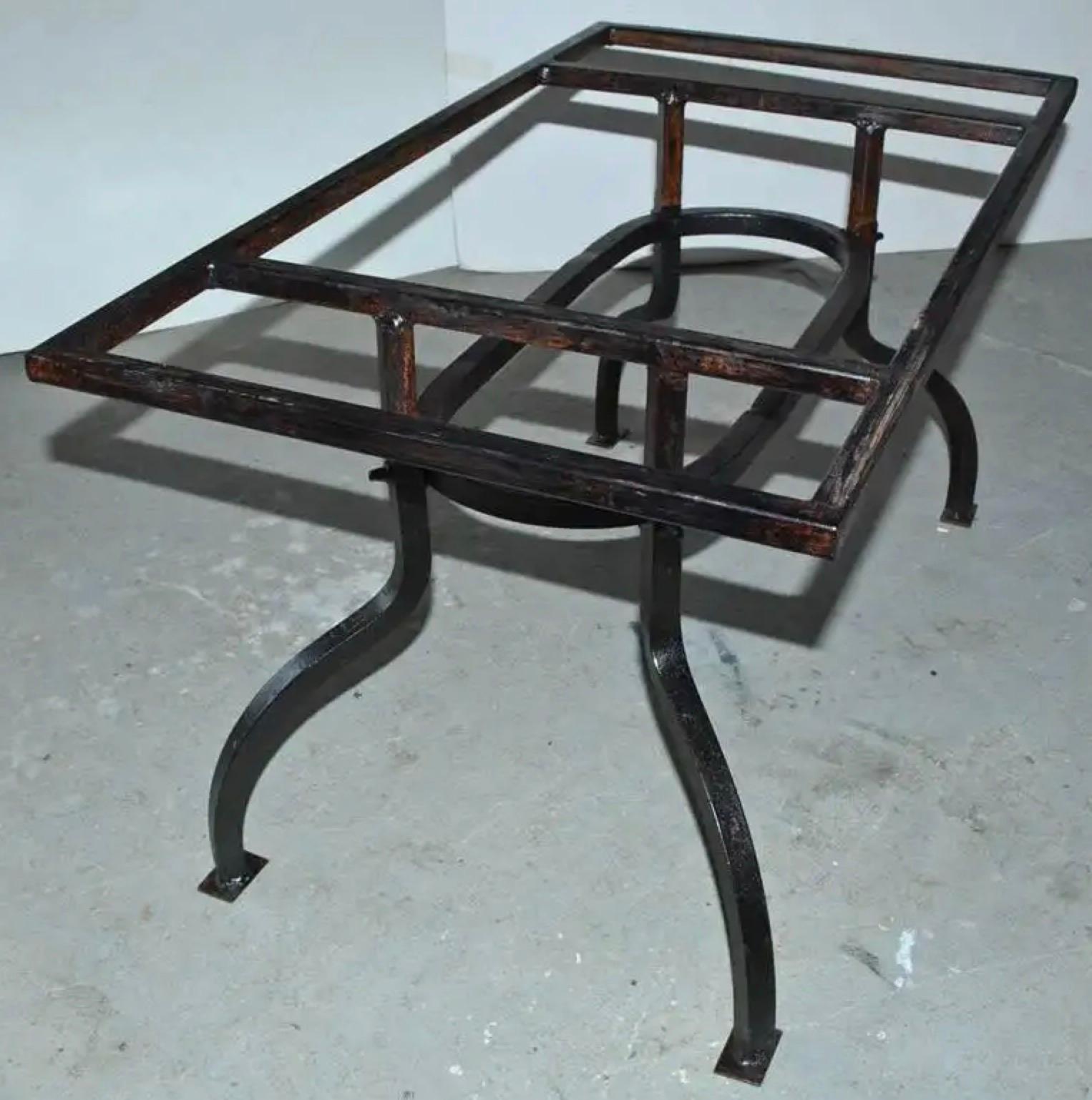 Rustikaler schmiedeeiserner Gartentisch mit bronzefarbenem Metallfuß für den Innen- oder Außenbereich, der von anmutig gebogenen Beinen gehalten wird, die unten mit gepolsterten Füßen abschließen.  Hervorragend geeignet für den Innen- und