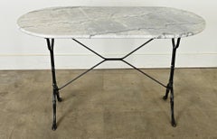 Table de bistrot française avec plateau oblongue en marbre
