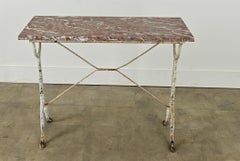 Table de bistrot française avec plateau en marbre rouge