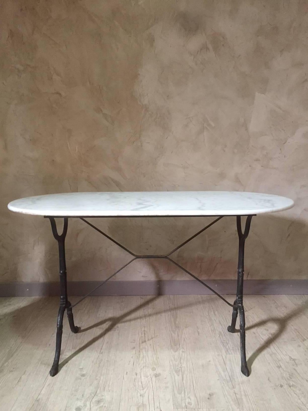 Very nice French Bistro table with white marble from the 1940s. The base is made with metal.
If you go to Paris you will see these Bistro tables in every Parisienne Brasserie.