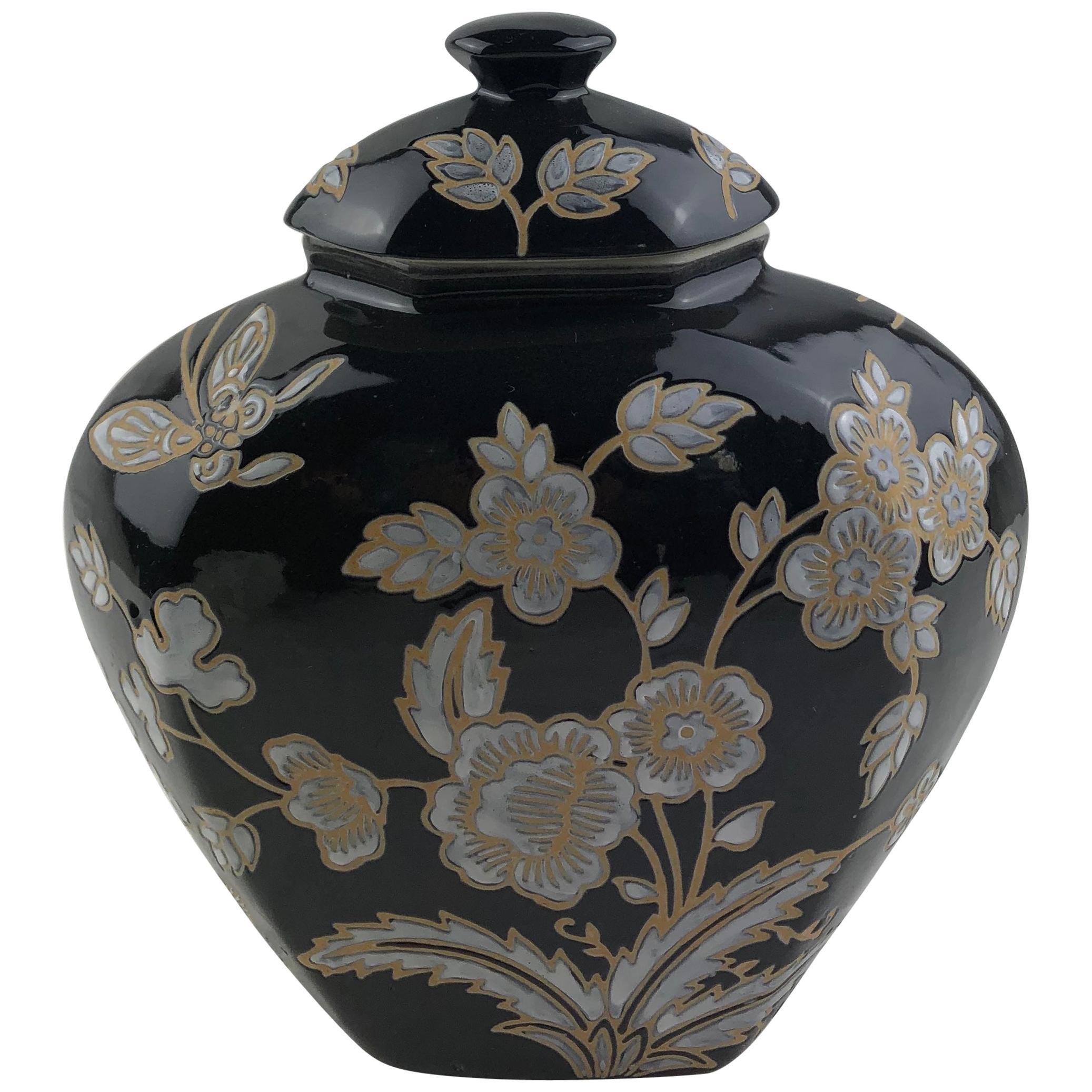 Pot  couvercle en majolique franaise noire et blanche d'antiquits avec dcor floral moul en vente