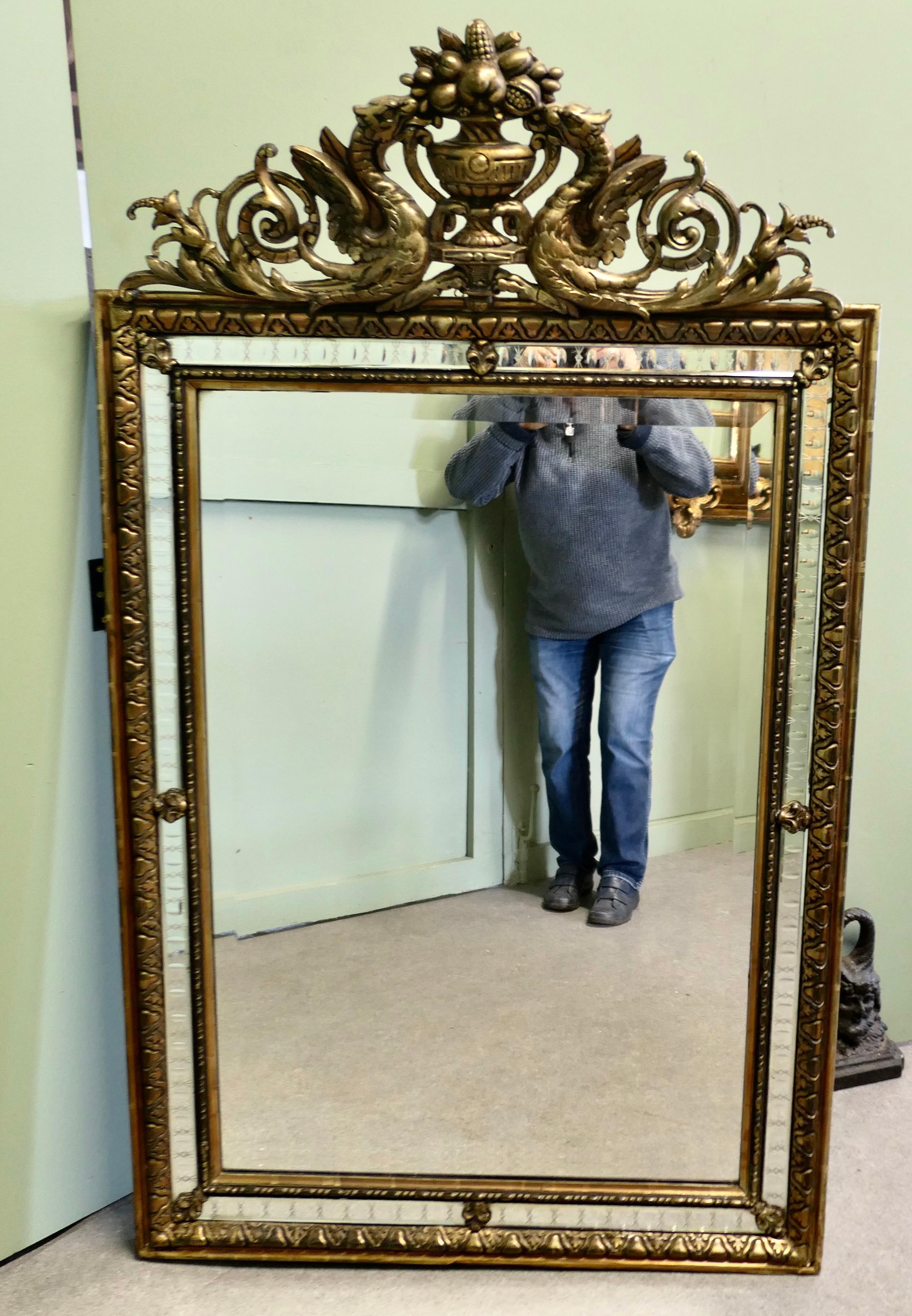 Stile provenzale Specchio da parete francese nero e dorato, draghi e stemmi Si tratta di un pezzo straordinario in vendita