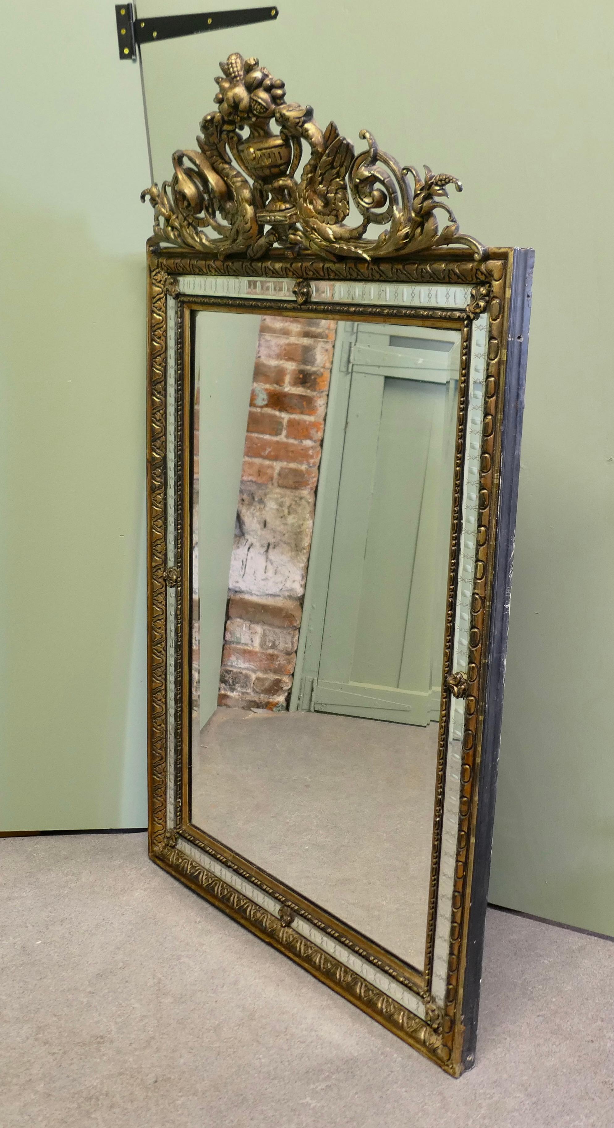 Gesso Specchio da parete francese nero e dorato, draghi e stemmi Si tratta di un pezzo straordinario in vendita