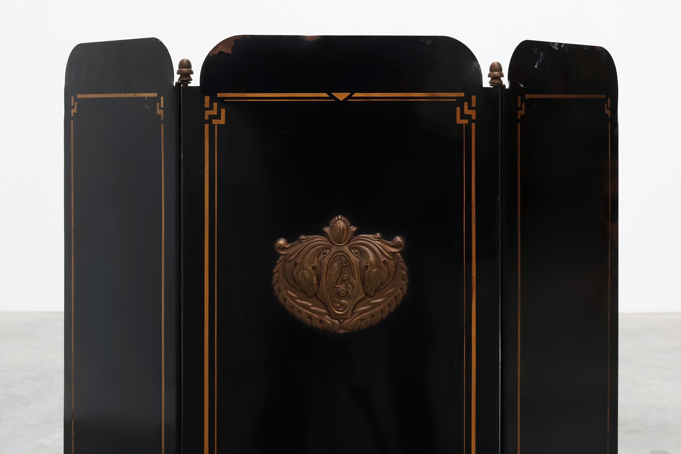 Francia / 1930 / Paravento per caminetto / metallo / Art Deco

Eleganza per i tuoi interni con questo paravento francese Art Deco degli anni '30, un pezzo scultoreo che fonde perfettamente eleganza e funzionalità. Realizzato in metallo e rifinito